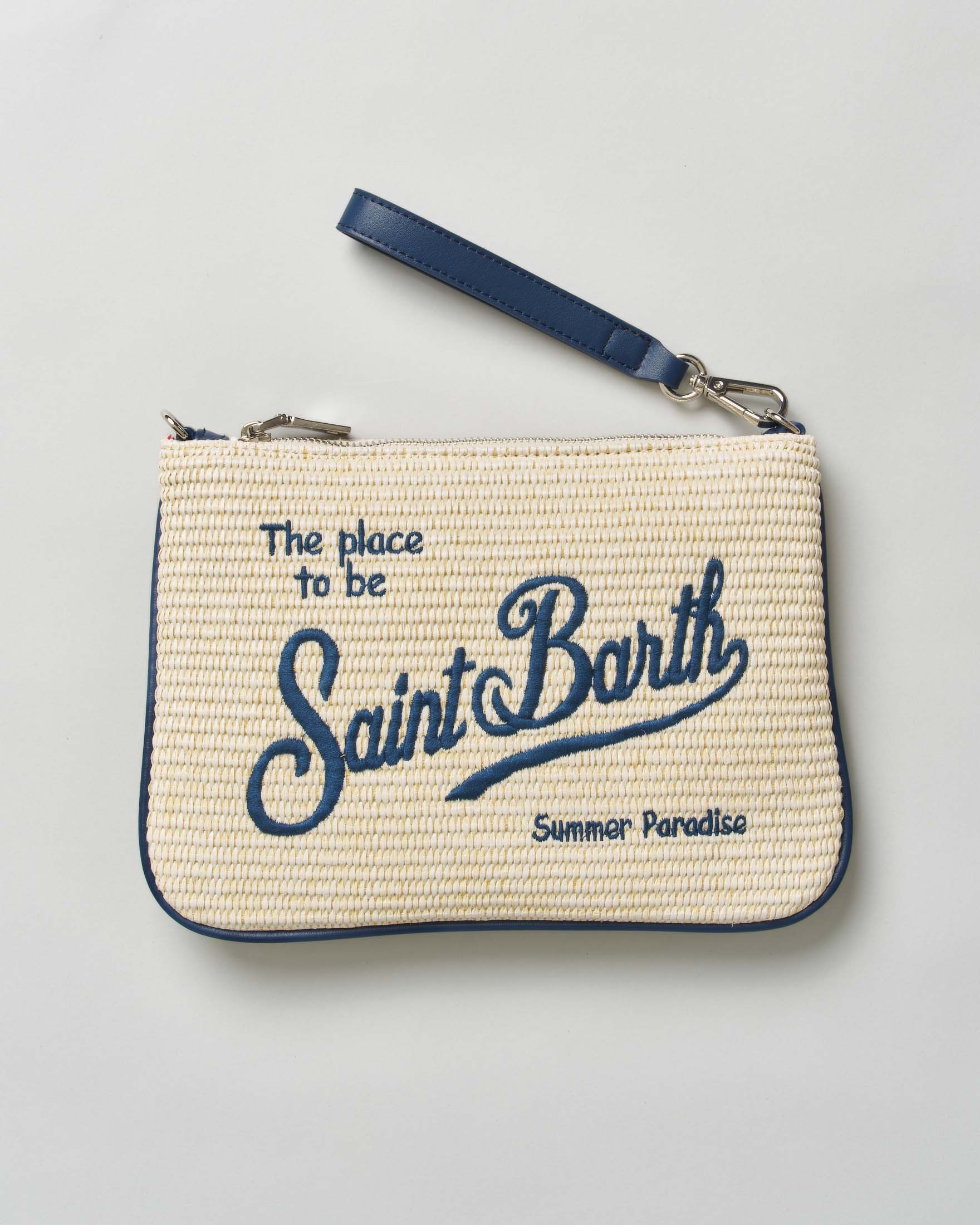 Pochette Parisienne in rafia con dettagli e scritta logo blu