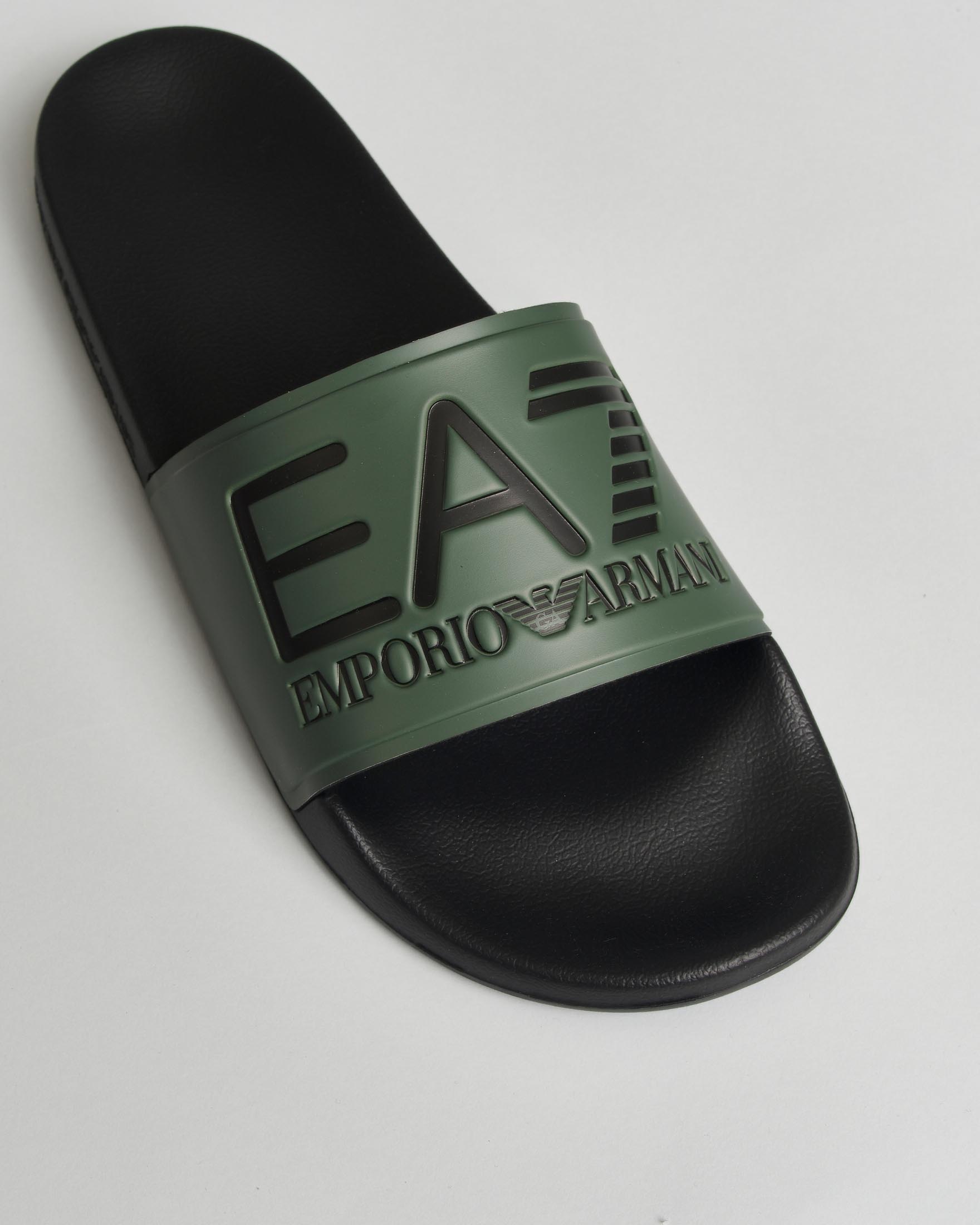 Ciabatta slider nera con maxi scritta EA7 sulla fascia verde militare image