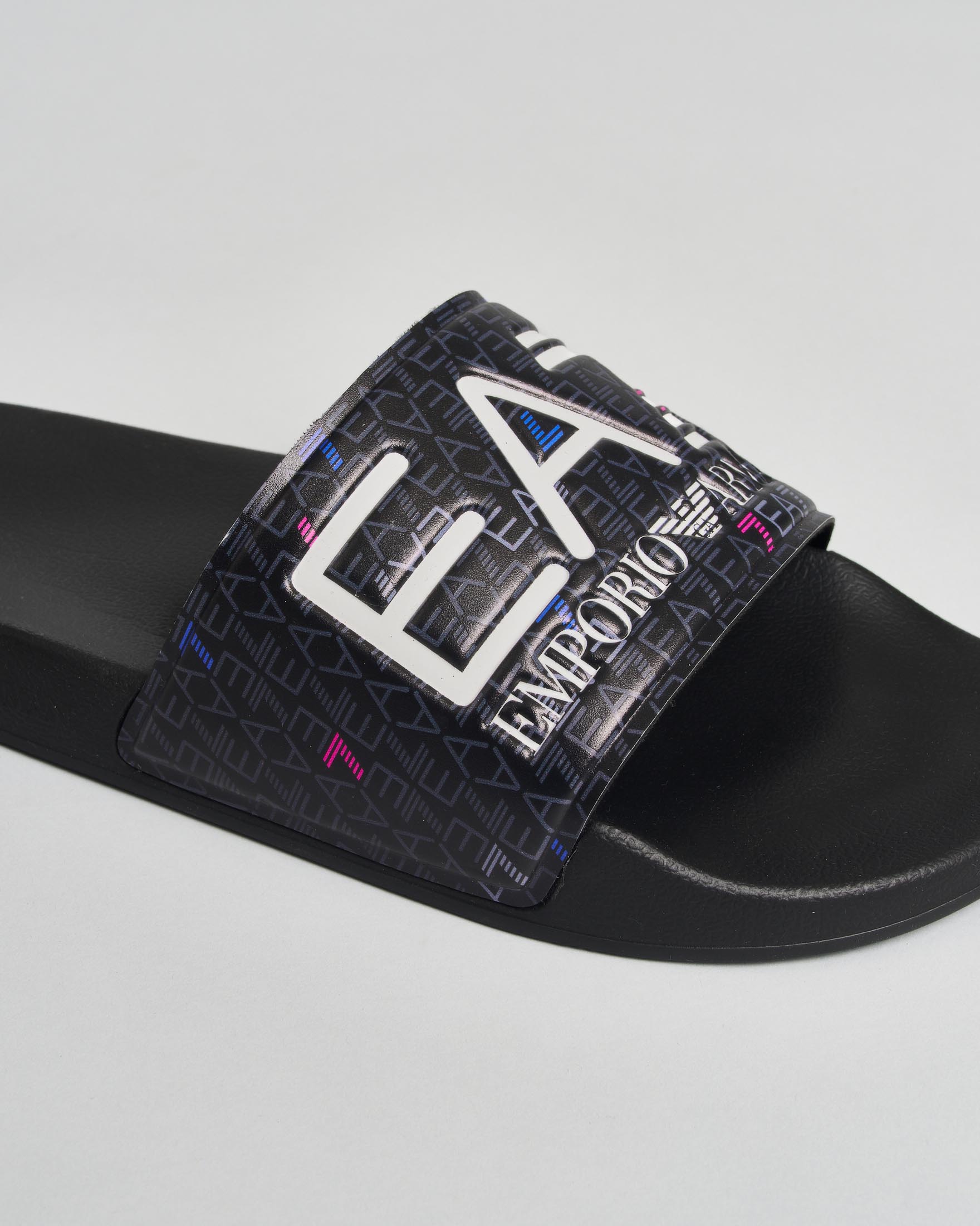 Ciabatta slider nera con logo all over sulla fascia image