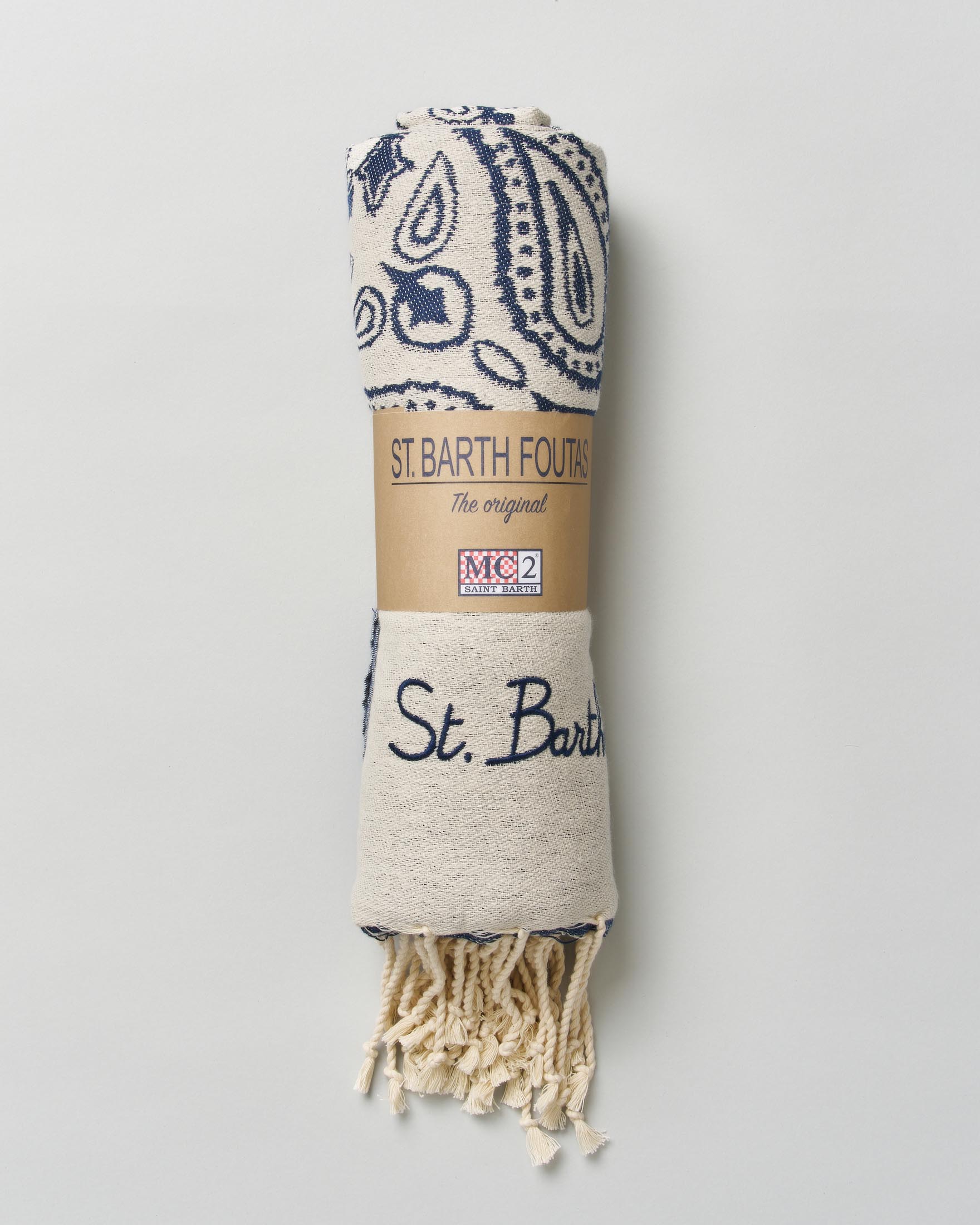 Telo mare beige in cotone a fantasia bandana blu con frange al fondo e scritta logo ricamata