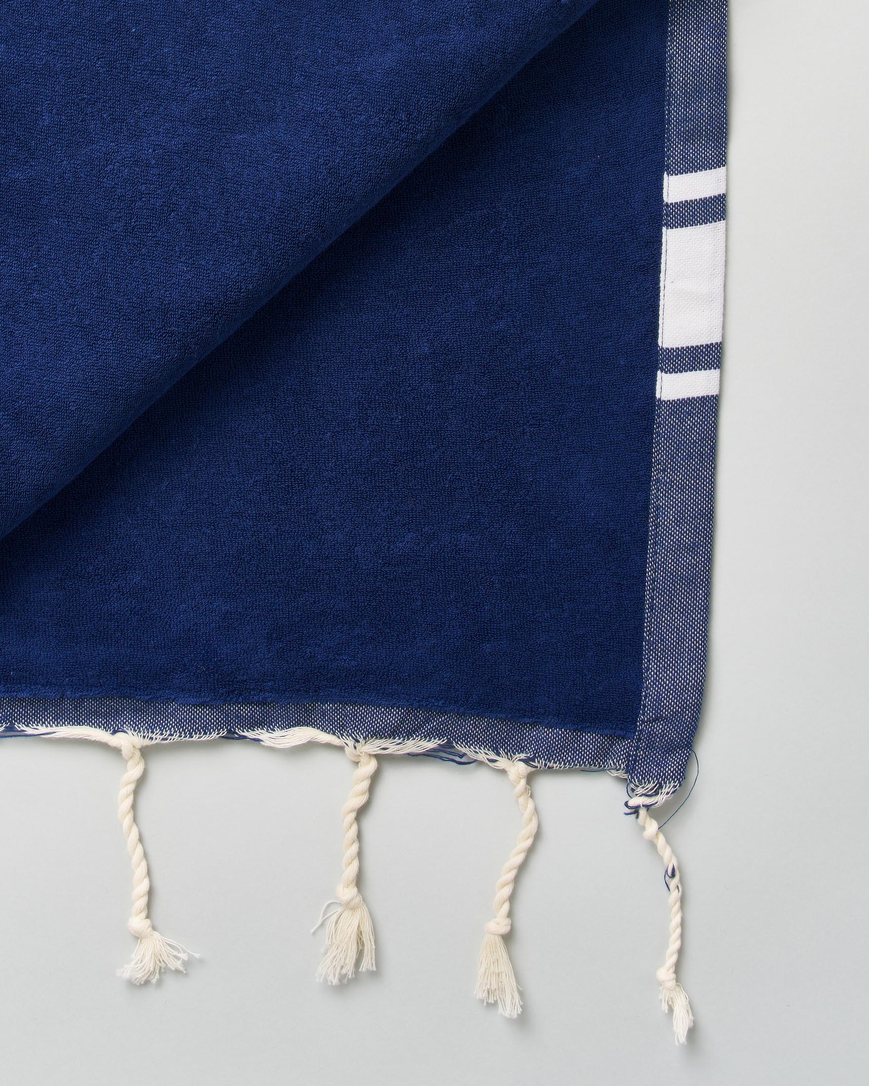 Telo mare MC2 Saint Barth in cotone blu con riga al fondo bianca frange e logo ricamato
