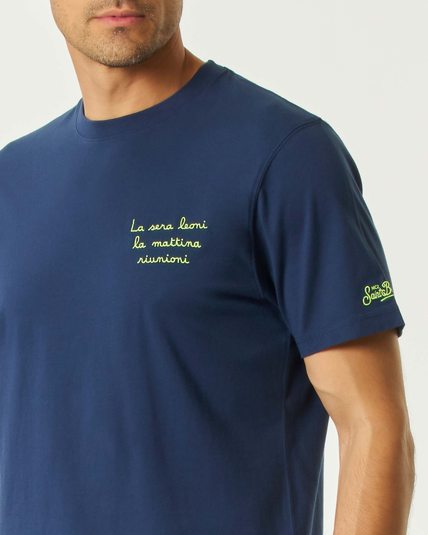 T-shirt MC2 Saint Barth blu mezza manica con ricamo La sera leoni la mattina riunioni sul petto image