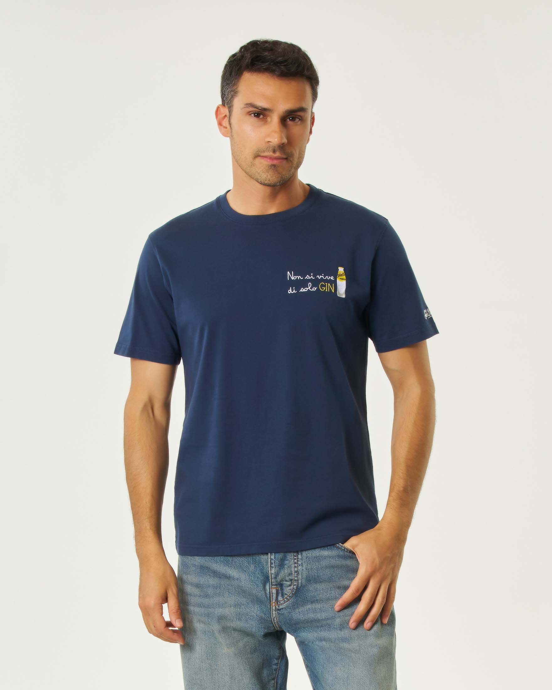 T-shirt blu mezza manica con ricamo Non si vive di solo Gin sul petto