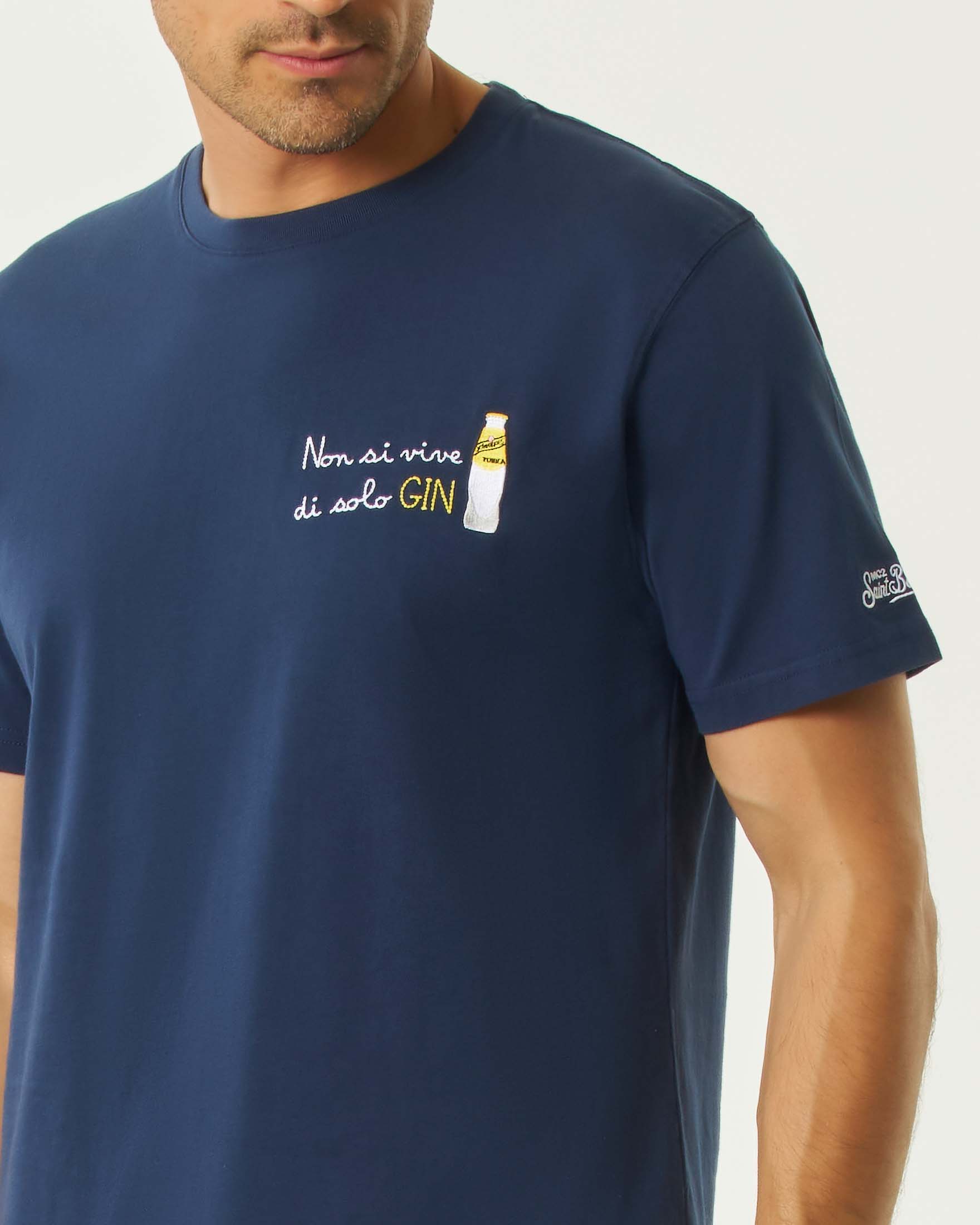 T-shirt MC2 Saint Barth blu mezza manica con ricamo Non si vive di solo Gin sul petto image