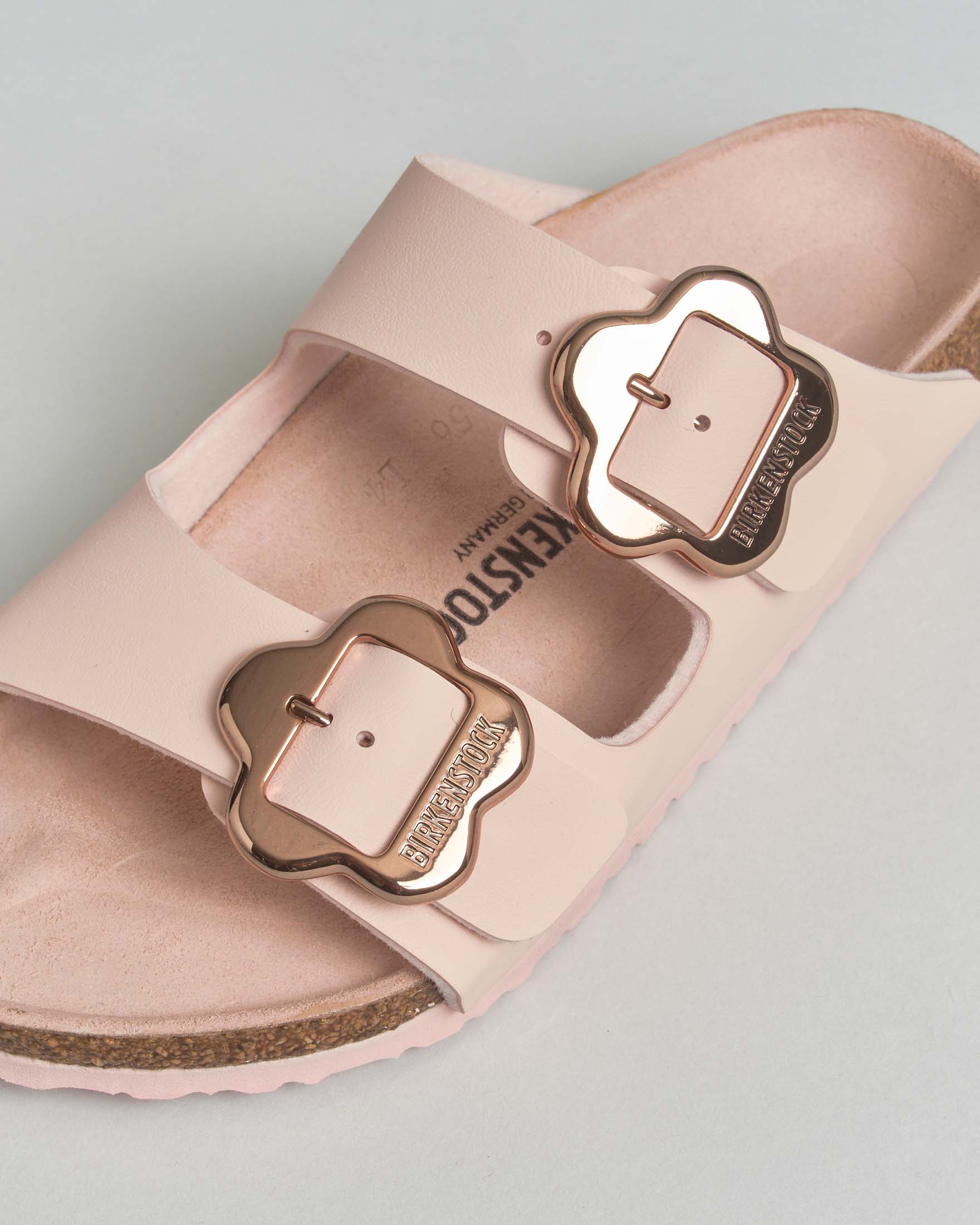 Sandalo Arizona Birkenstock rosa con fibbia a fiore image