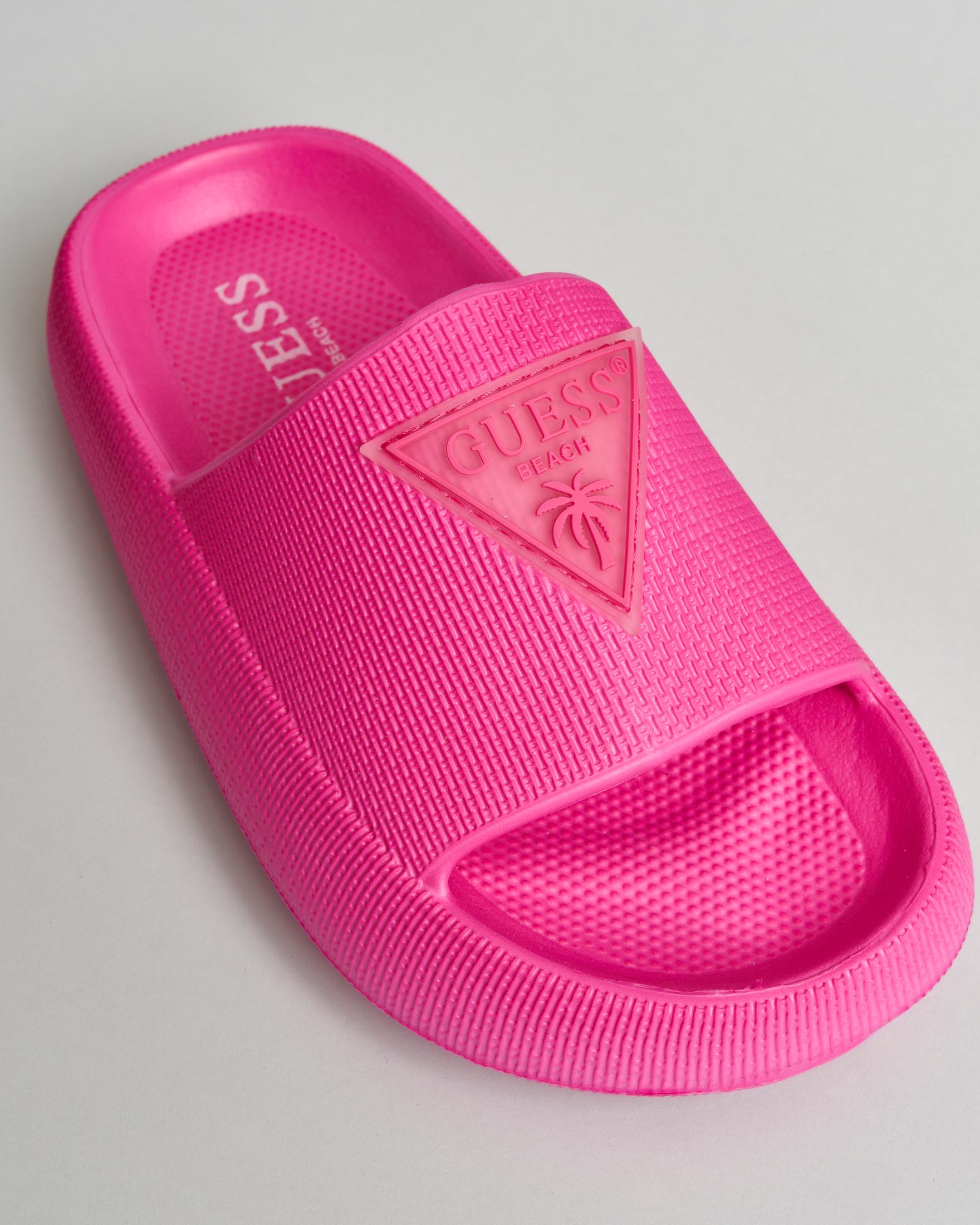 Ciabatte Guess fucsia in vinile con patch logo a triangolo image