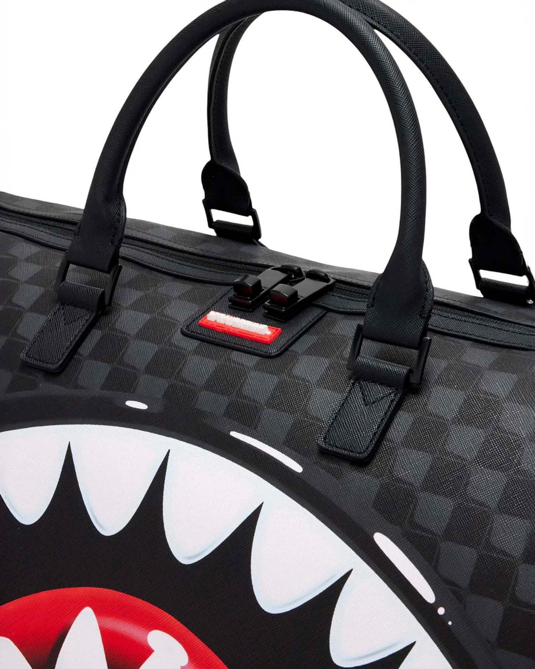 Borsone Sprayground Sip Balloon in similpelle con motivo a scacchi neri e grigi e fauci di squalo image