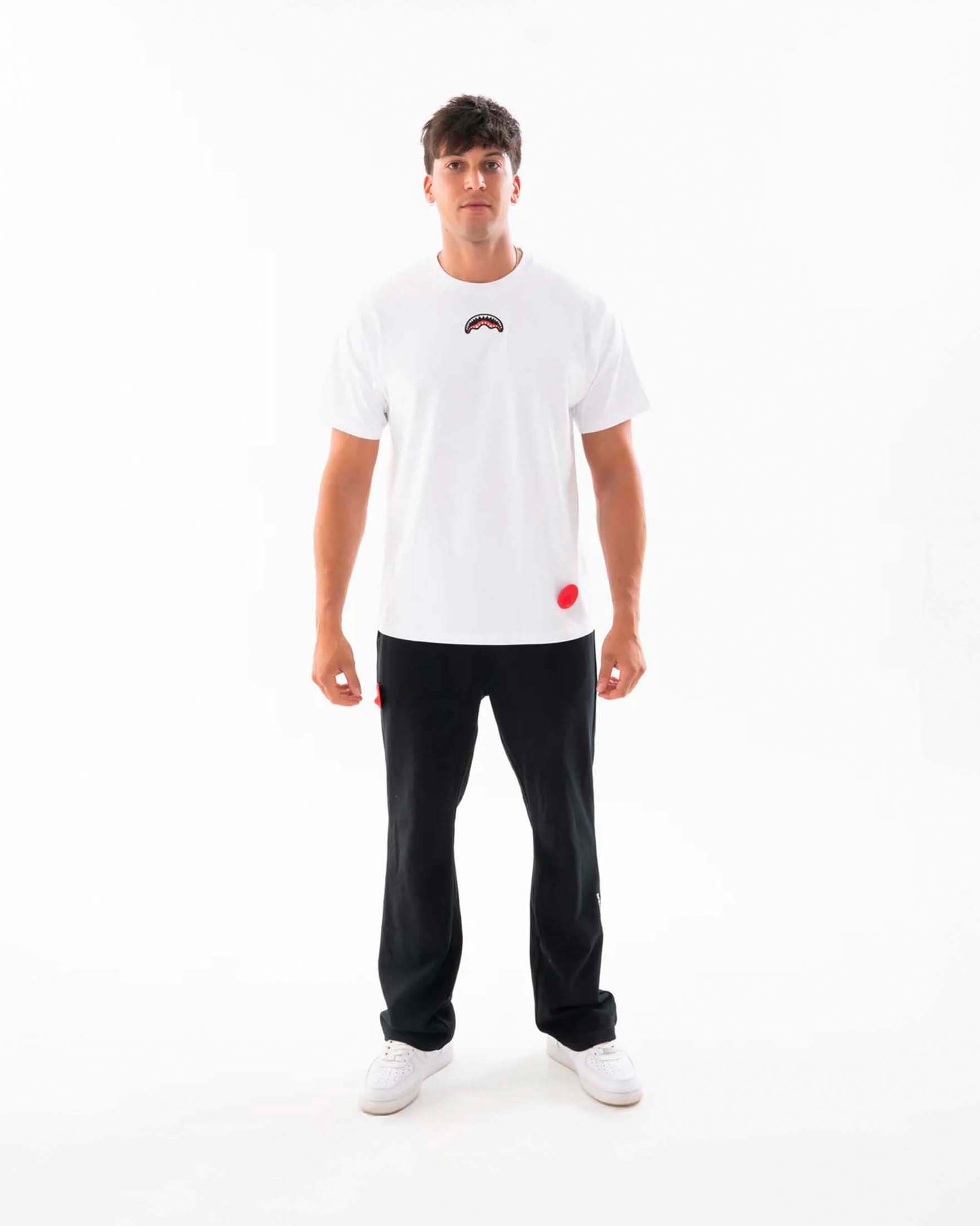 T-shirt bianca Sprayground con fauci di squalo ricamate e finto antitaccheggio rosso applicato