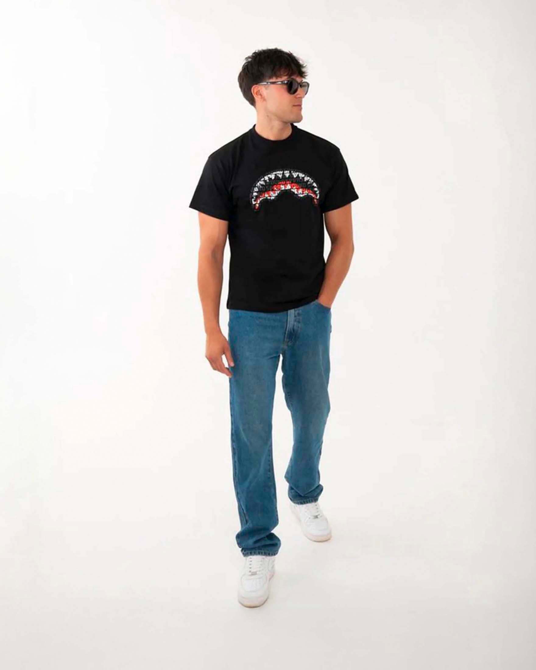 T-shirt nera con fauci di squalo porta logo ripetuto ricamate in rilievo