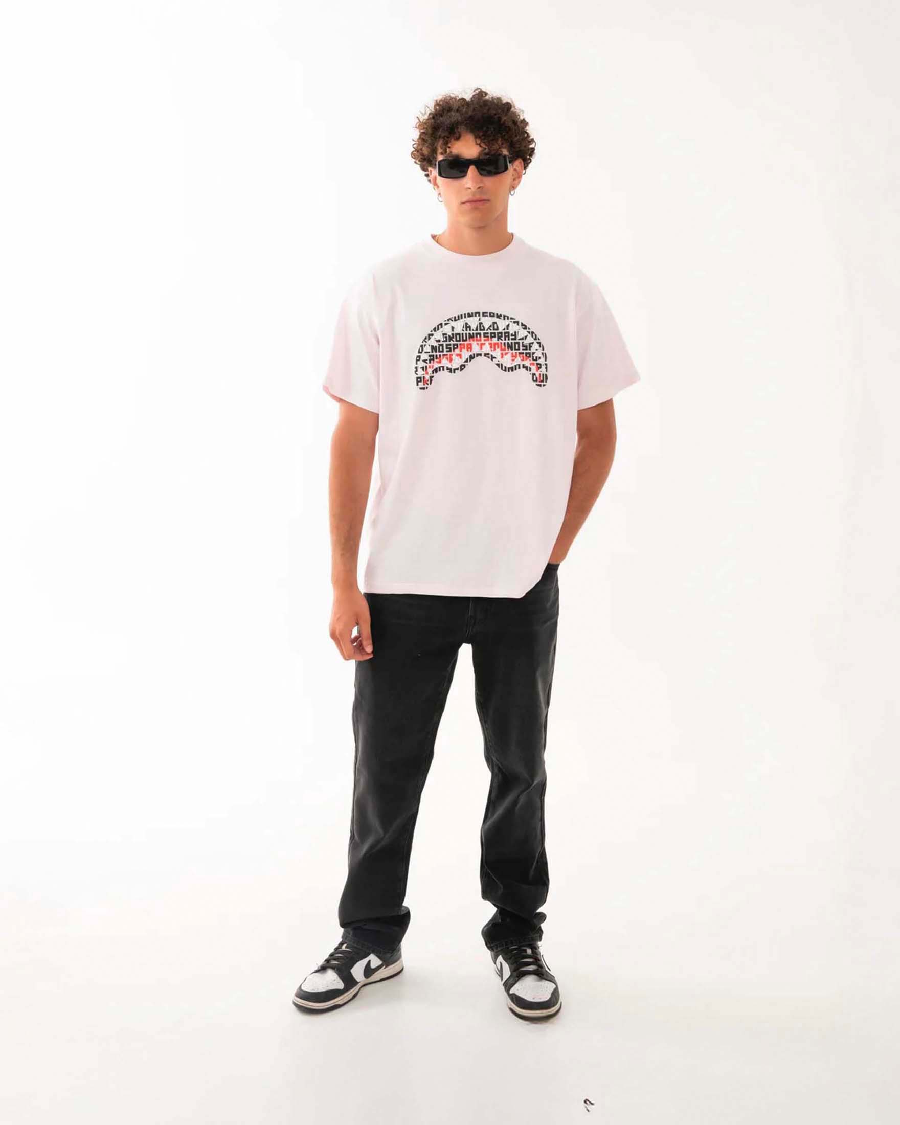 T-shirt rosa Sprayground con fauci di squalo porta logo ripetuto ricamate in rilievo