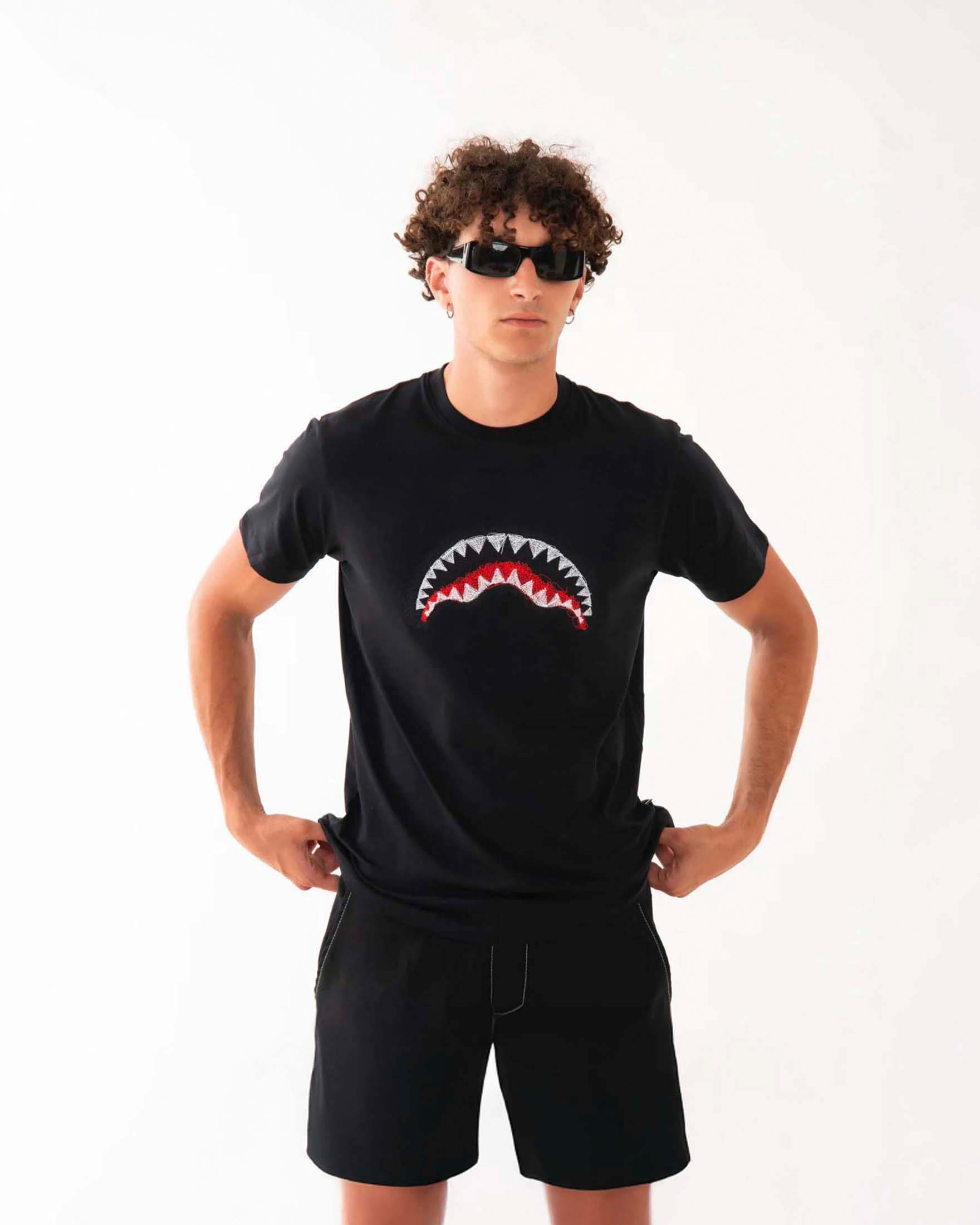 T-shirt nera con fauci di squalo ricamate sul petto