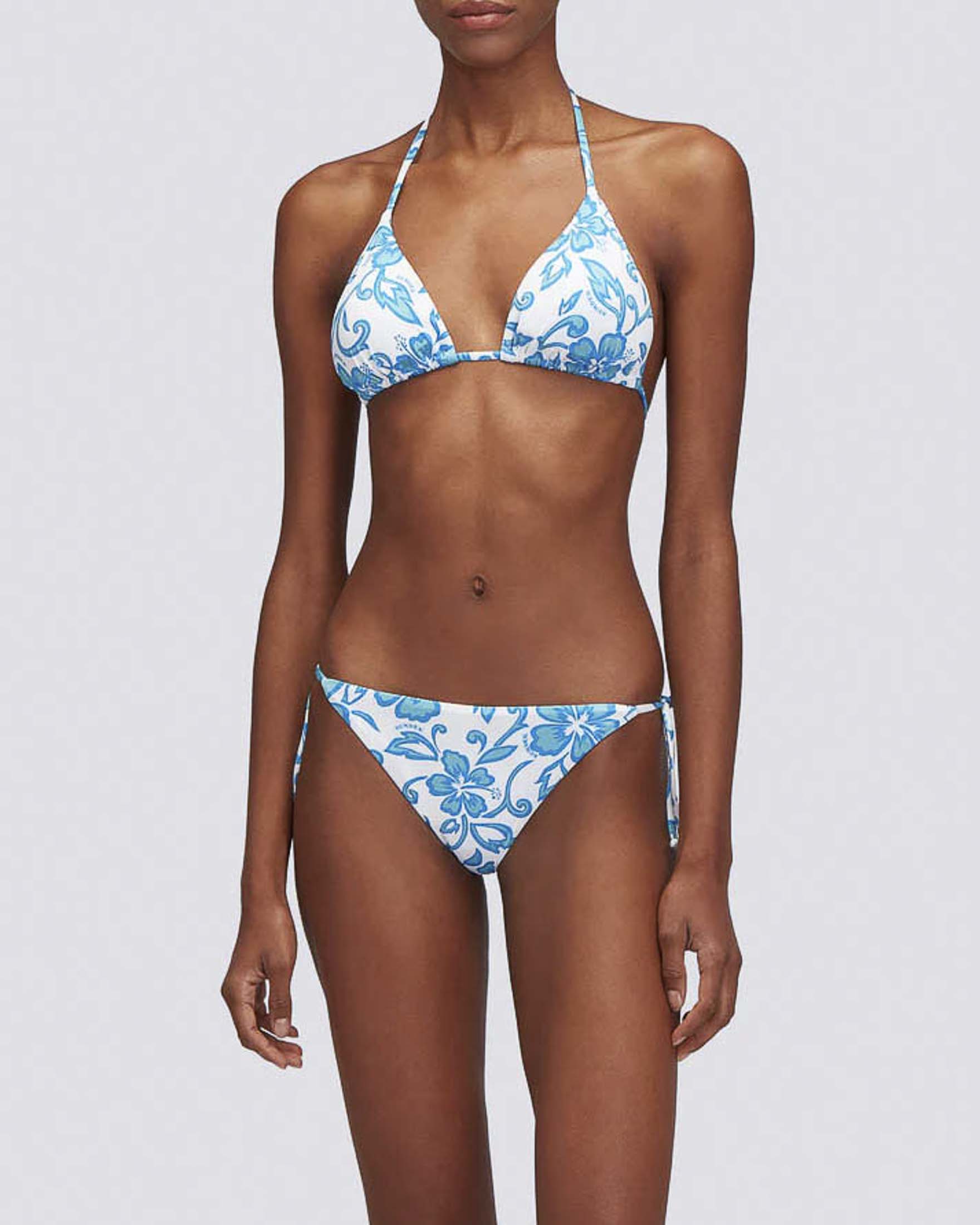 Bikini blu a fiori bianchi con top a triangolo e slip sgambato con laccetti