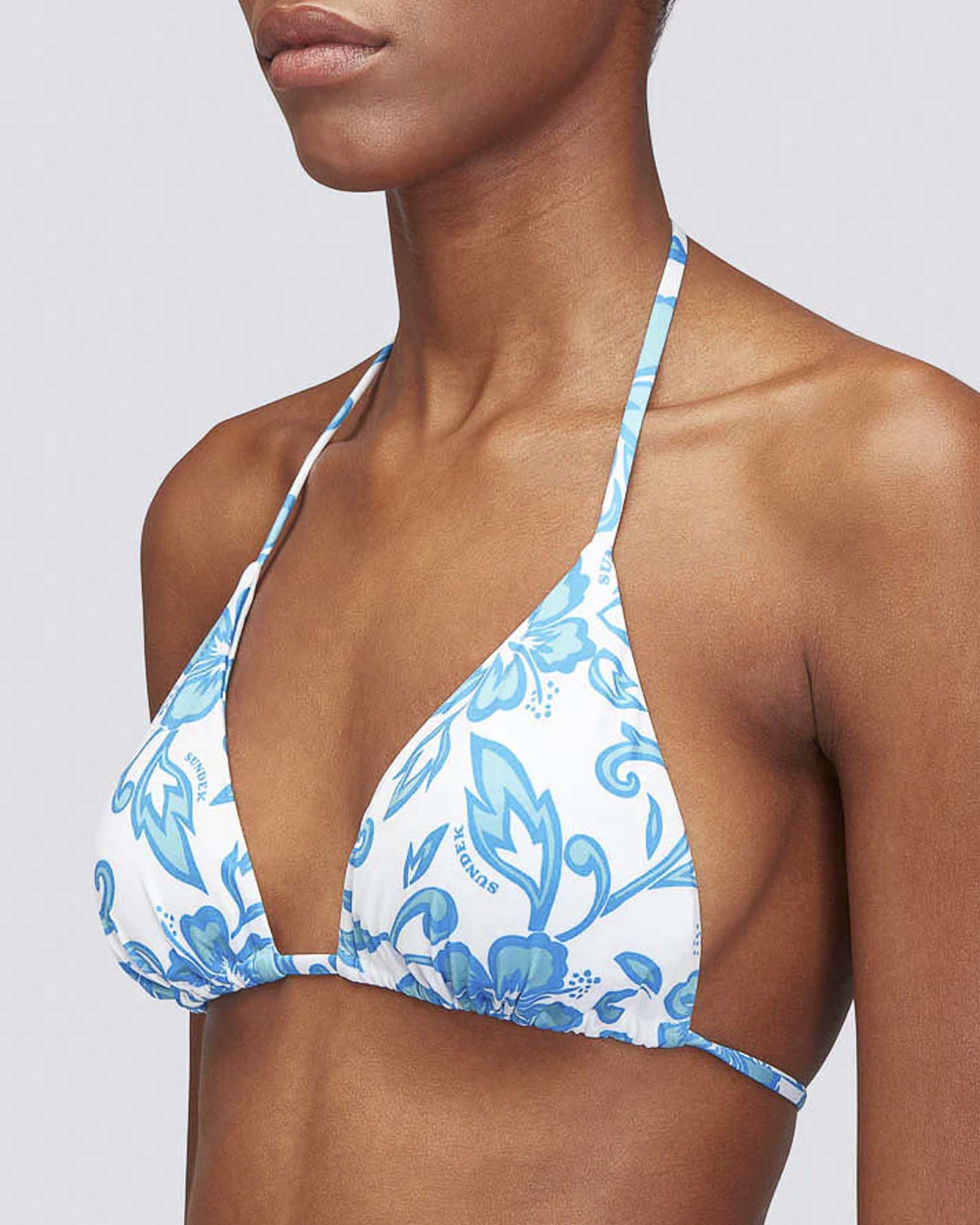 Bikini Sundek blu a fiori bianchi con top a triangolo e slip sgambato con laccetti image