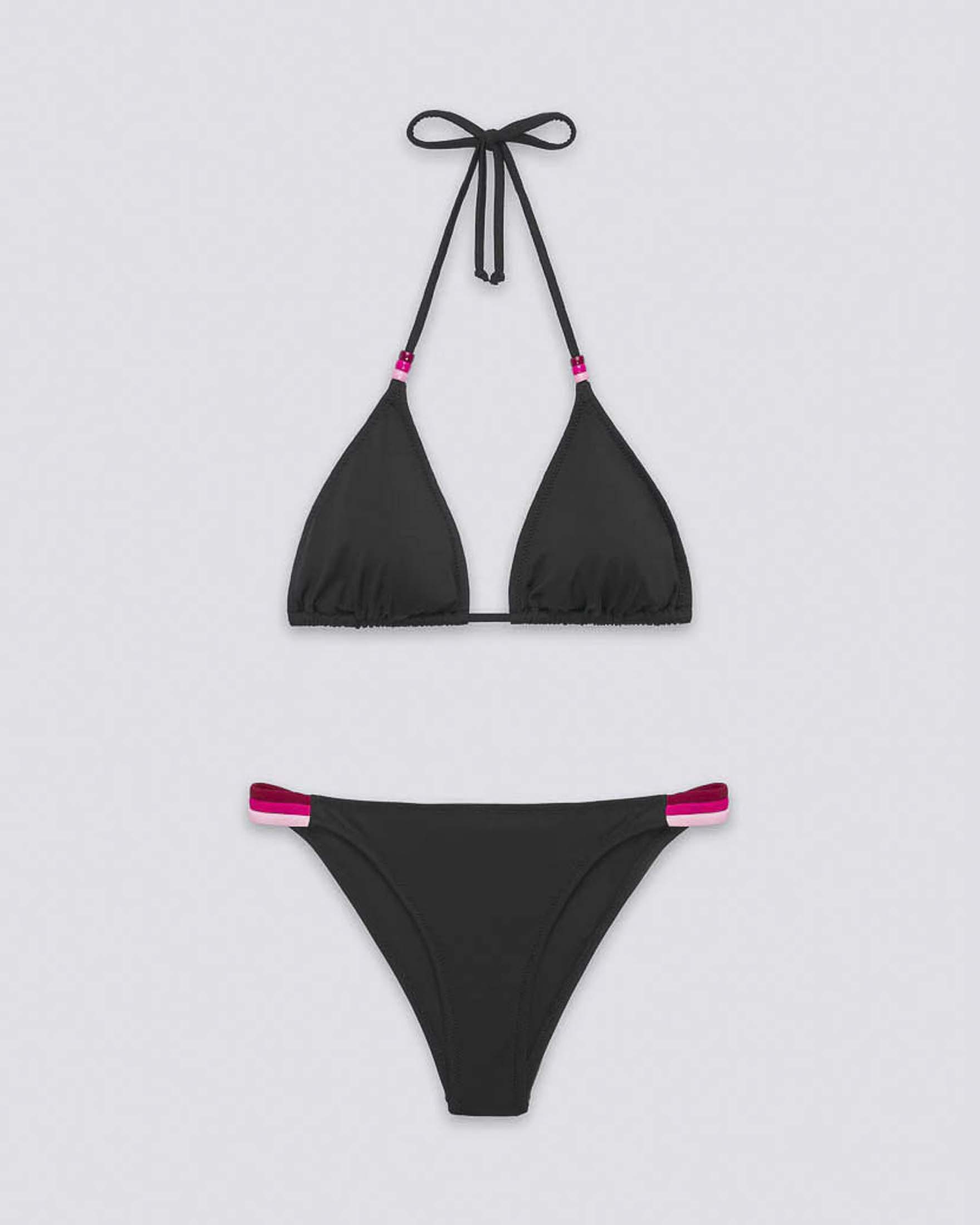Bikini nero con top a triangolo con perline e slip sgambato