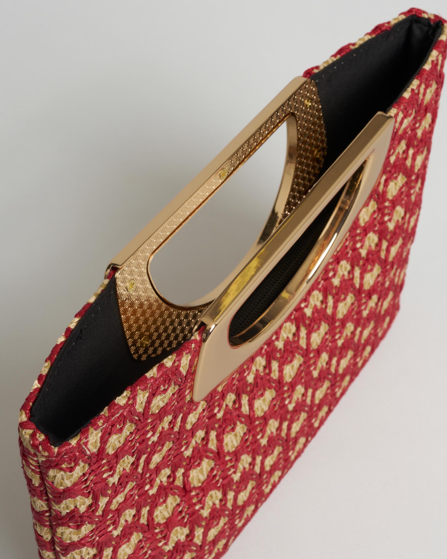 Pochette Anna Cecere in raffiaa intrecciata nera e color naturale con manico incastonato in metallo dorato e tracolla staccabile image
