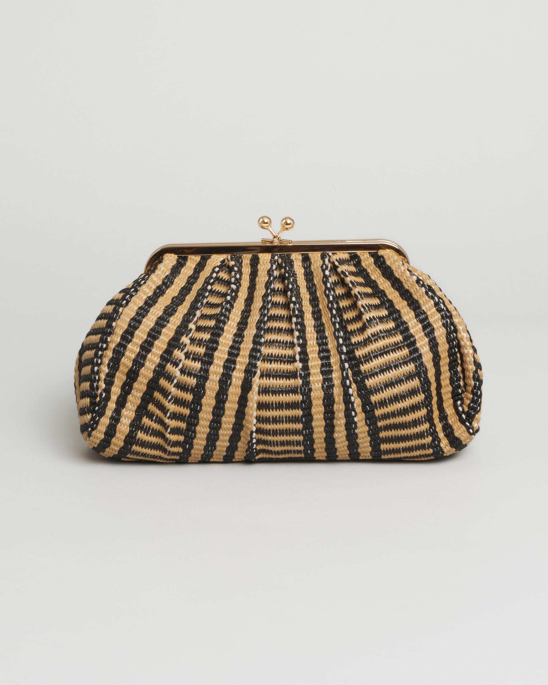 Clutch Anna Cecere color naturale e nera in tessuto intrecciato effetto rafia con chiusura in metallo