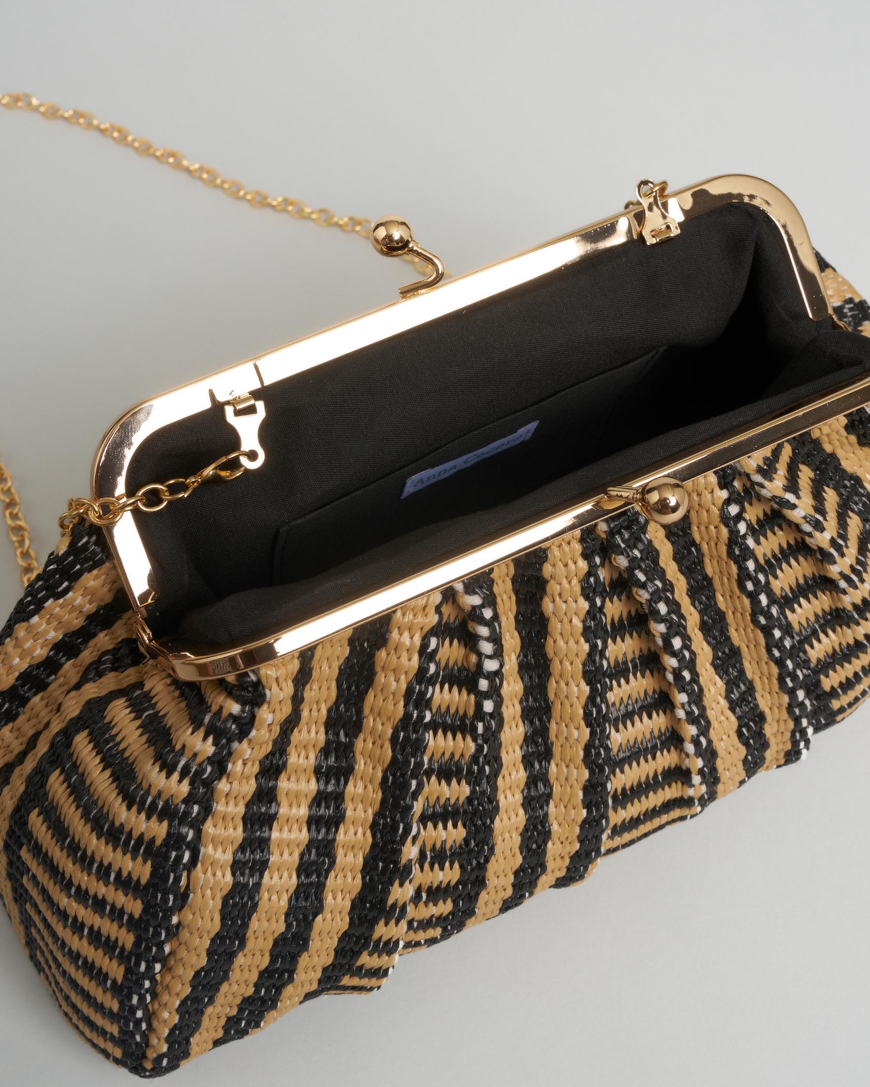 Clutch Anna Cecere color naturale e nera in tessuto intrecciato effetto rafia con chiusura in metallo image