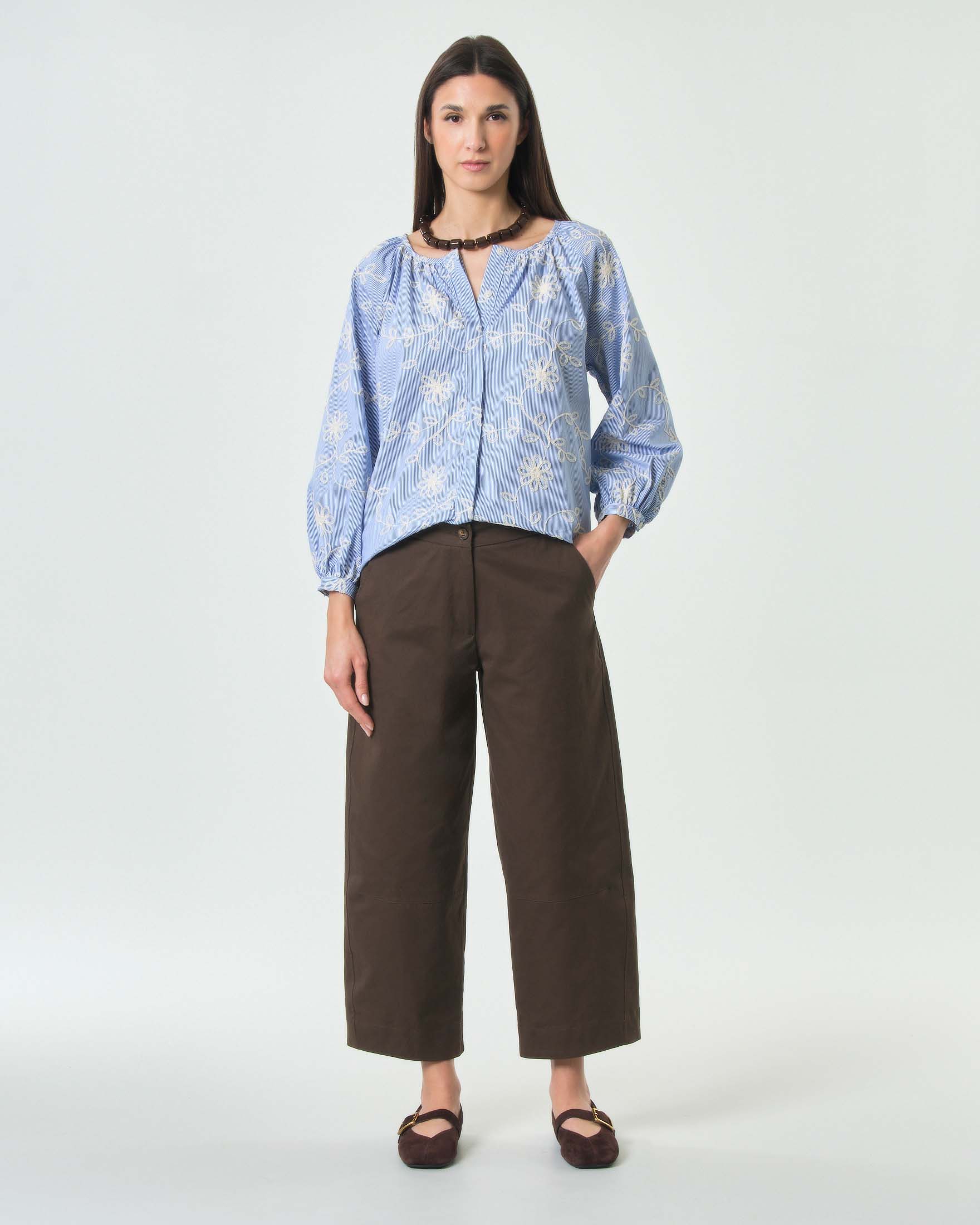 Pantalone cropped carrot fit color moro Hlo! in bull di cotone con tasche alla francese