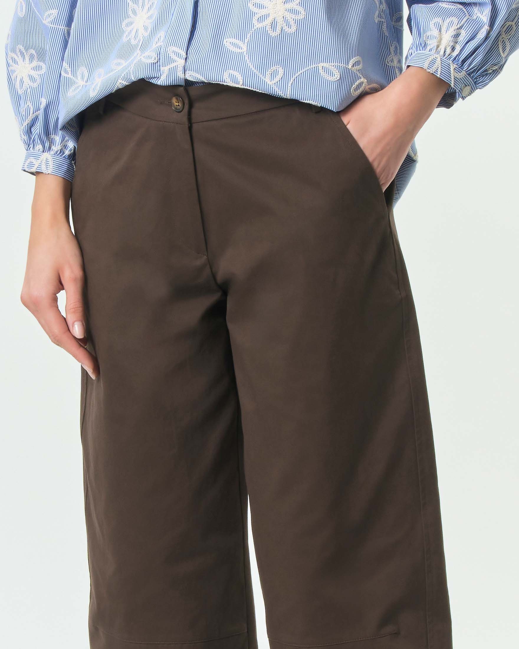 Pantalone cropped carrot fit color moro Hlo! in bull di cotone con tasche alla francese image