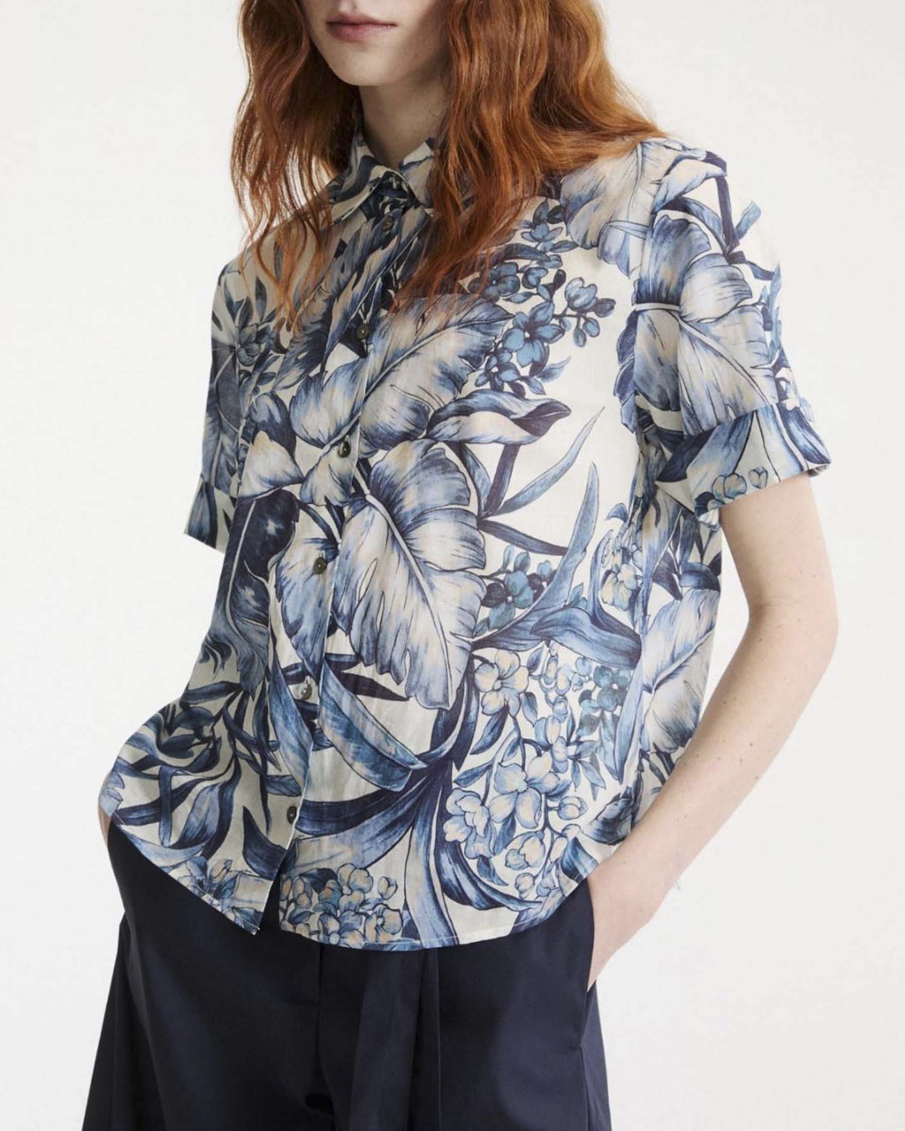 Camicia Marella bianca in mussola di cotone con stampa maxi foliage azzurra