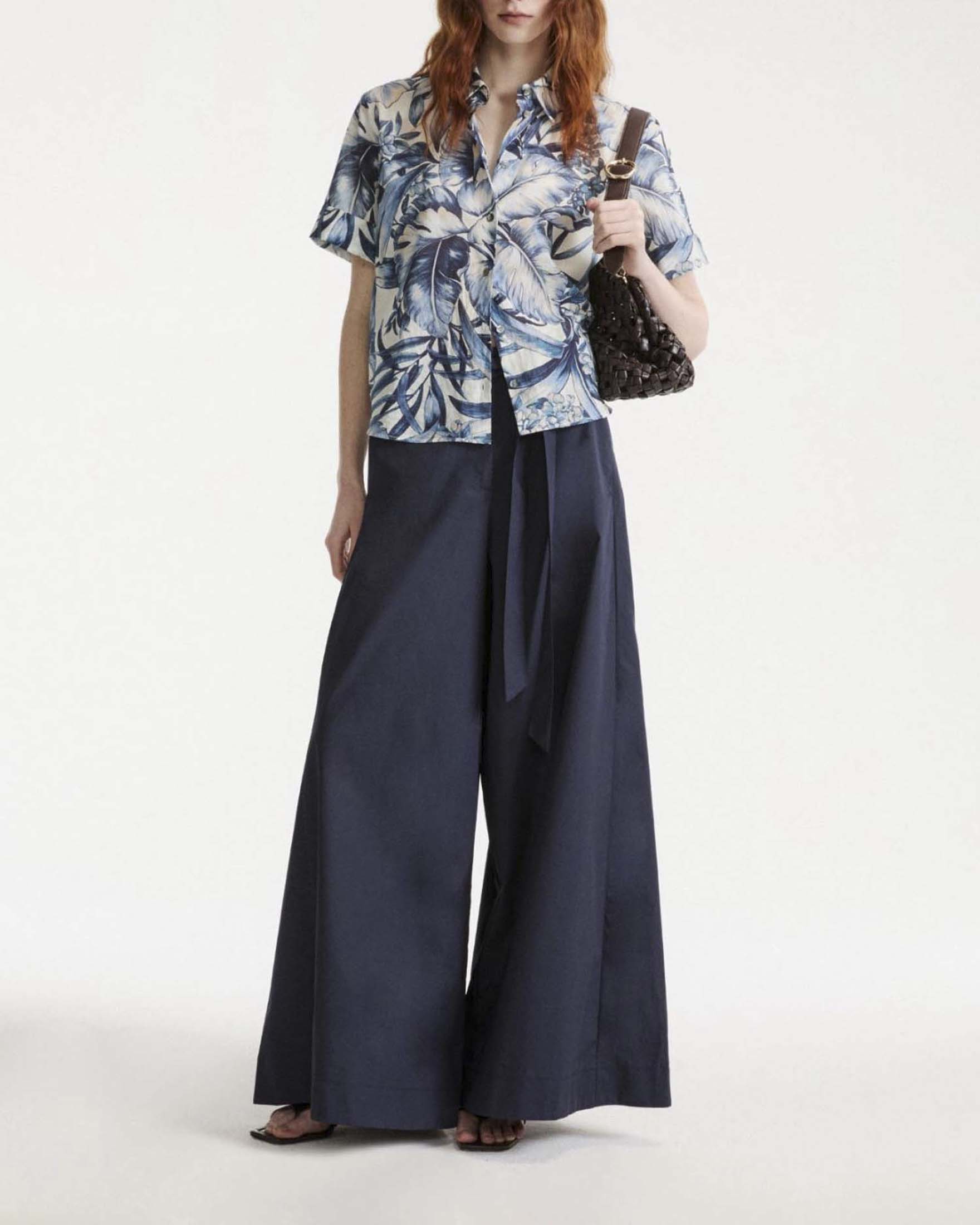 Camicia Marella bianca in mussola di cotone con stampa maxi foliage azzurra image