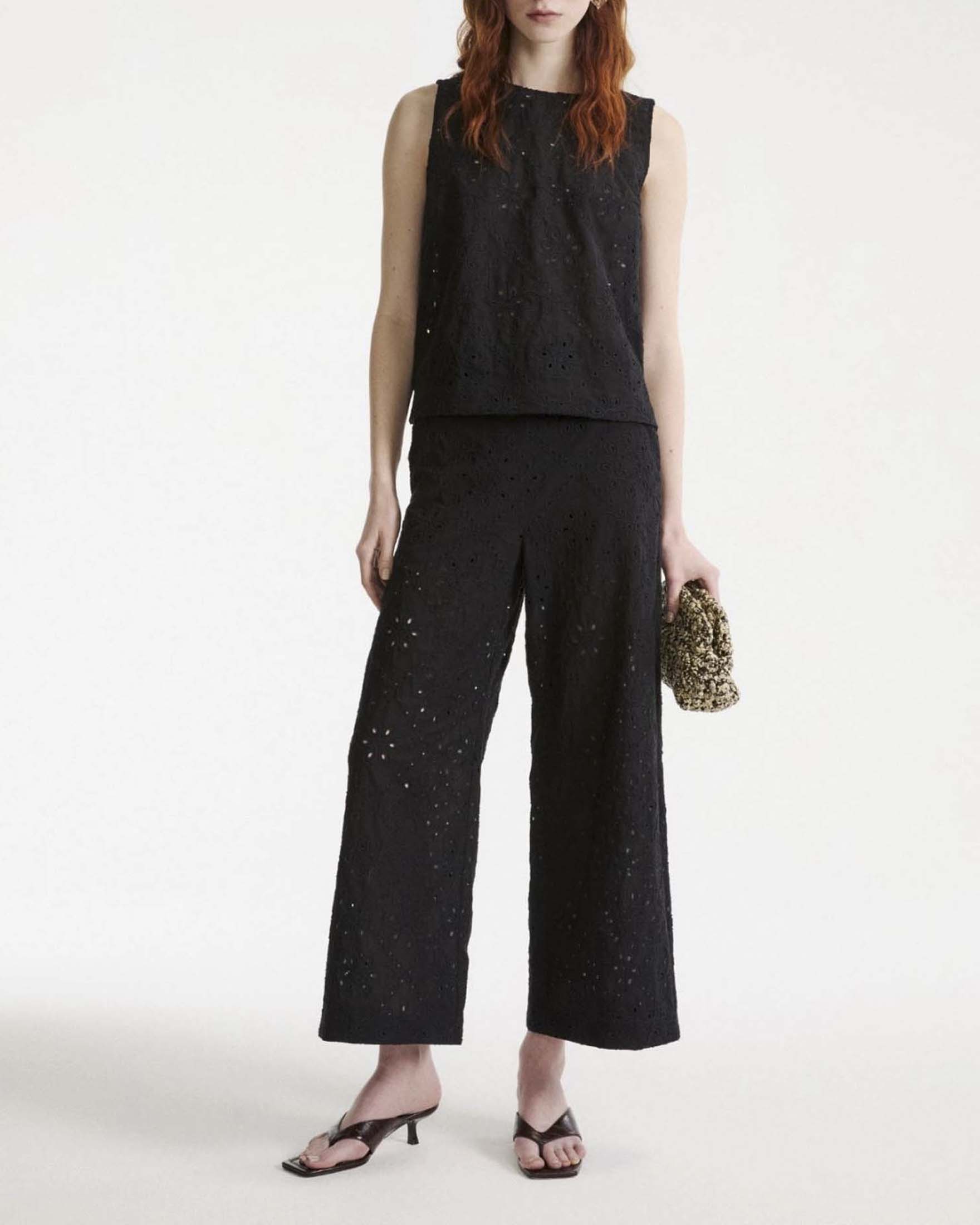 Pantaloni culotte Marella nero in mussola di cotone con ricamo sangallo