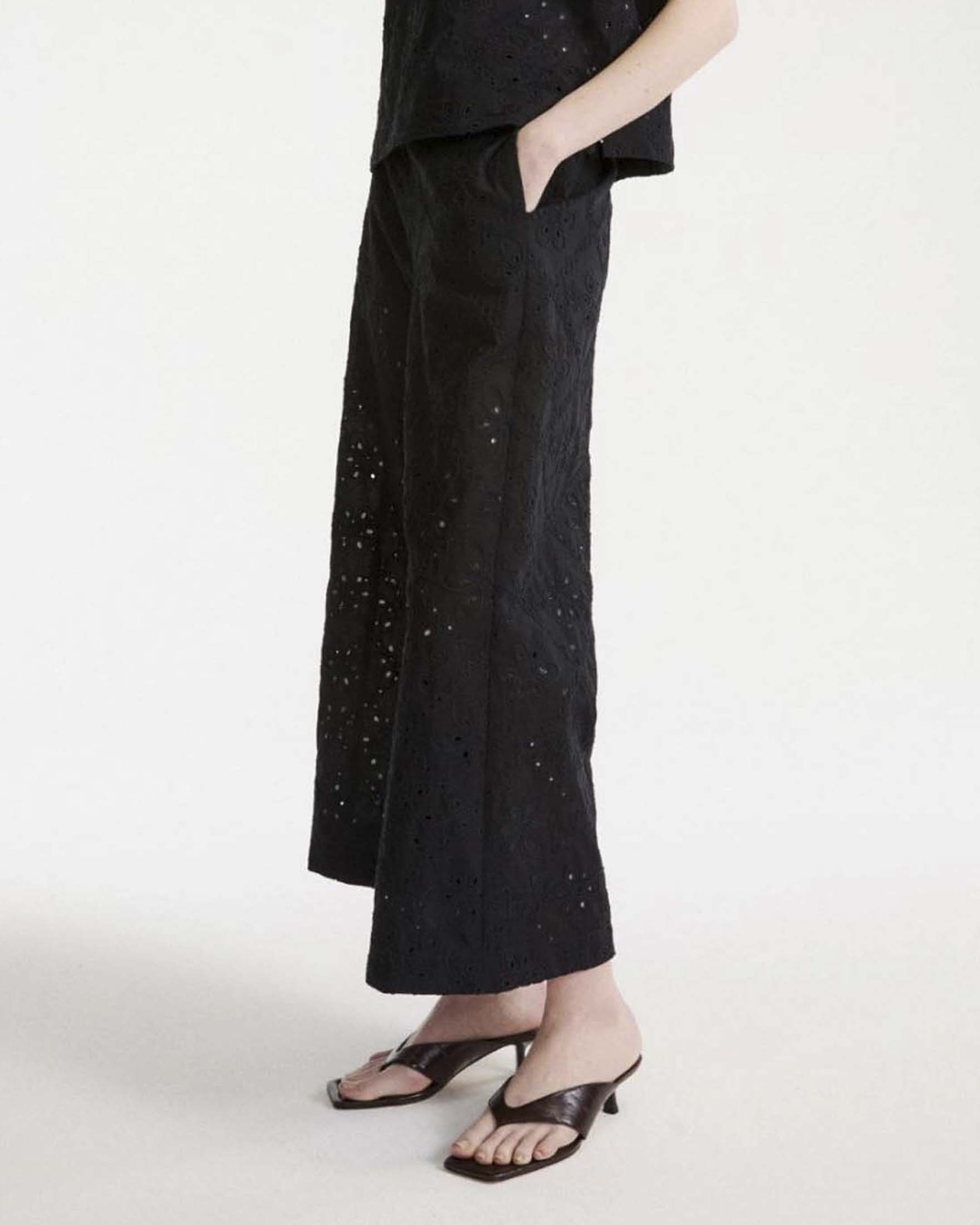 Pantaloni culotte Marella nero in mussola di cotone con ricamo sangallo image