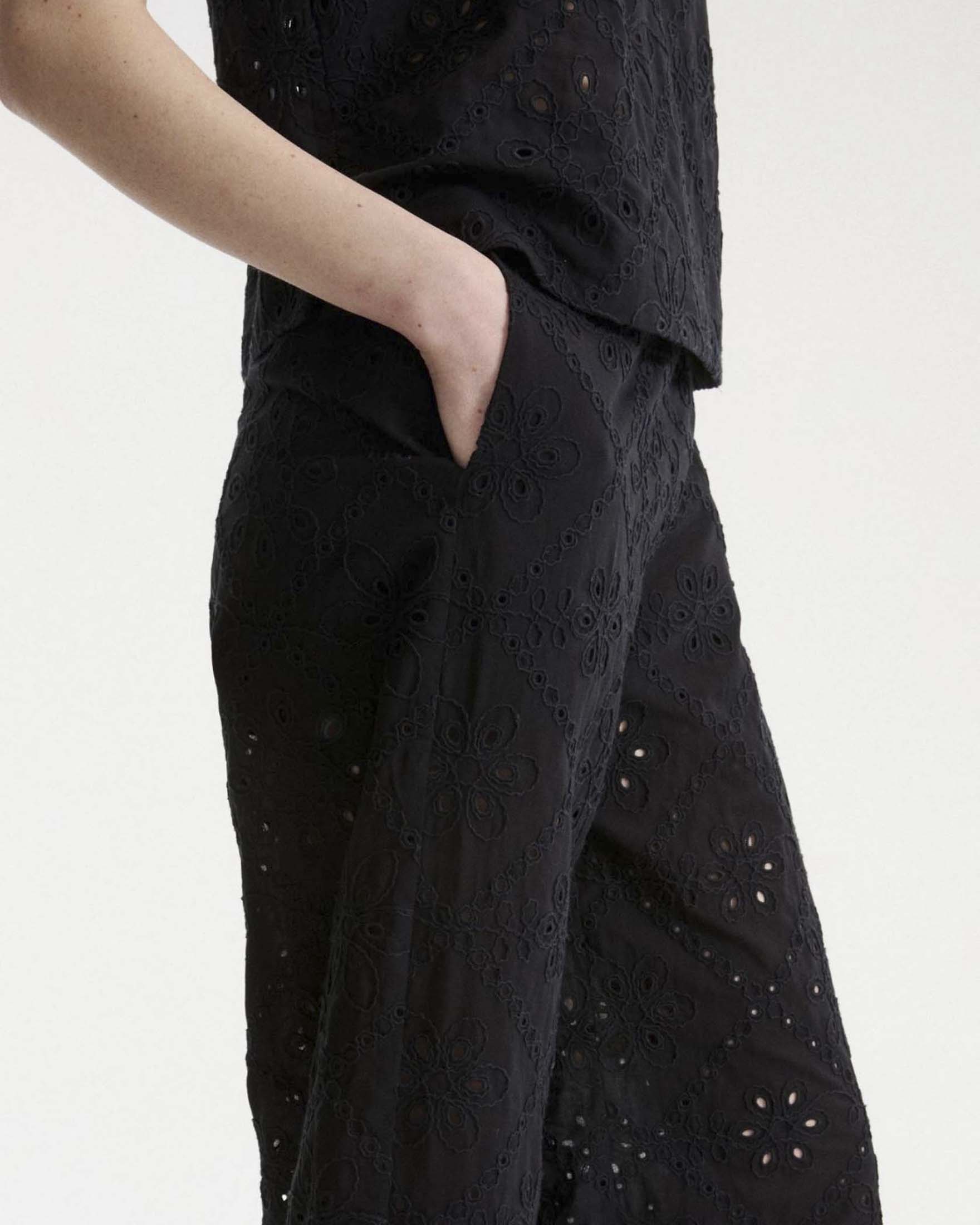 Pantaloni culotte Marella nero in mussola di cotone con ricamo sangallo