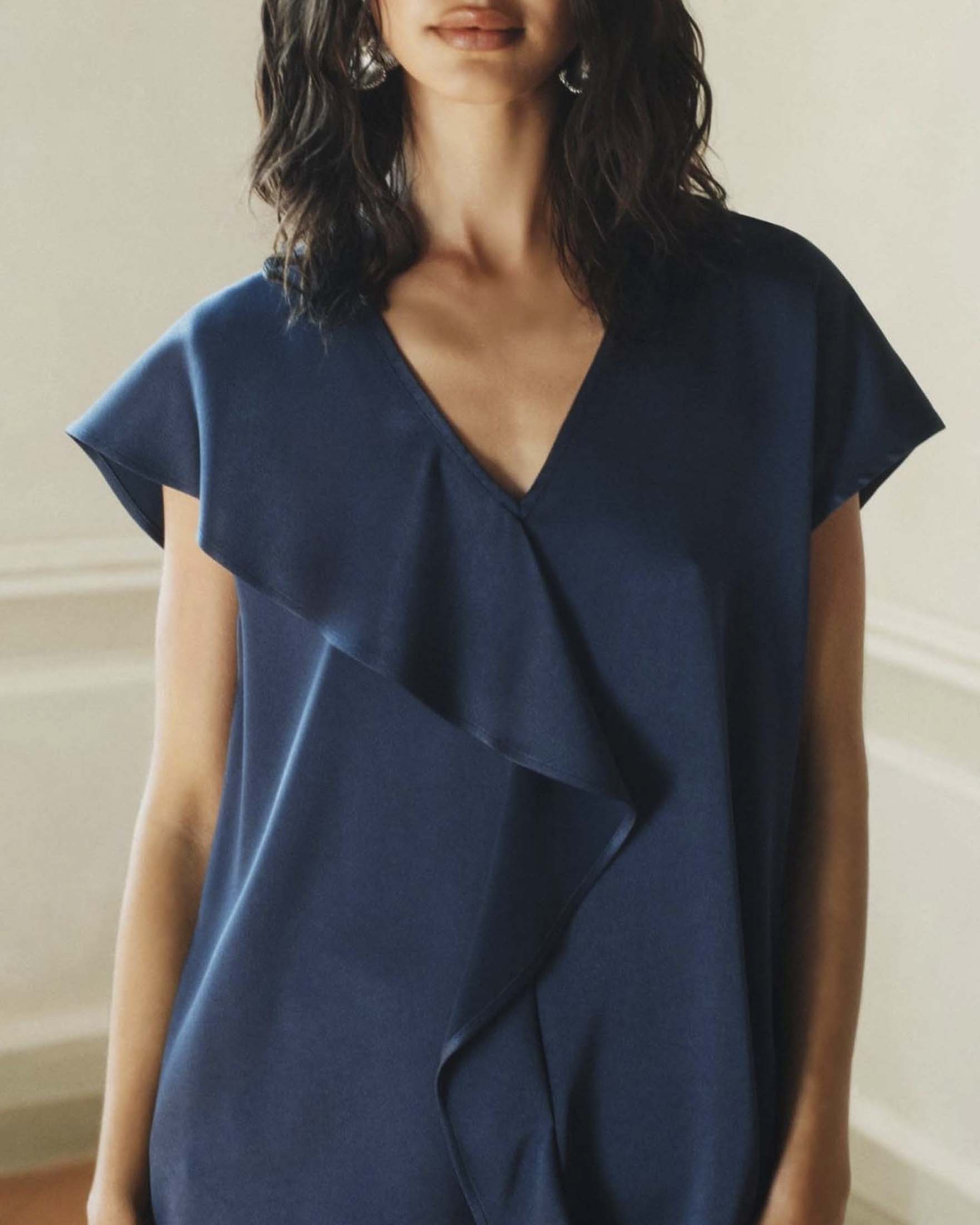 Blusa Marella blu in satin con scollo a V e volant image