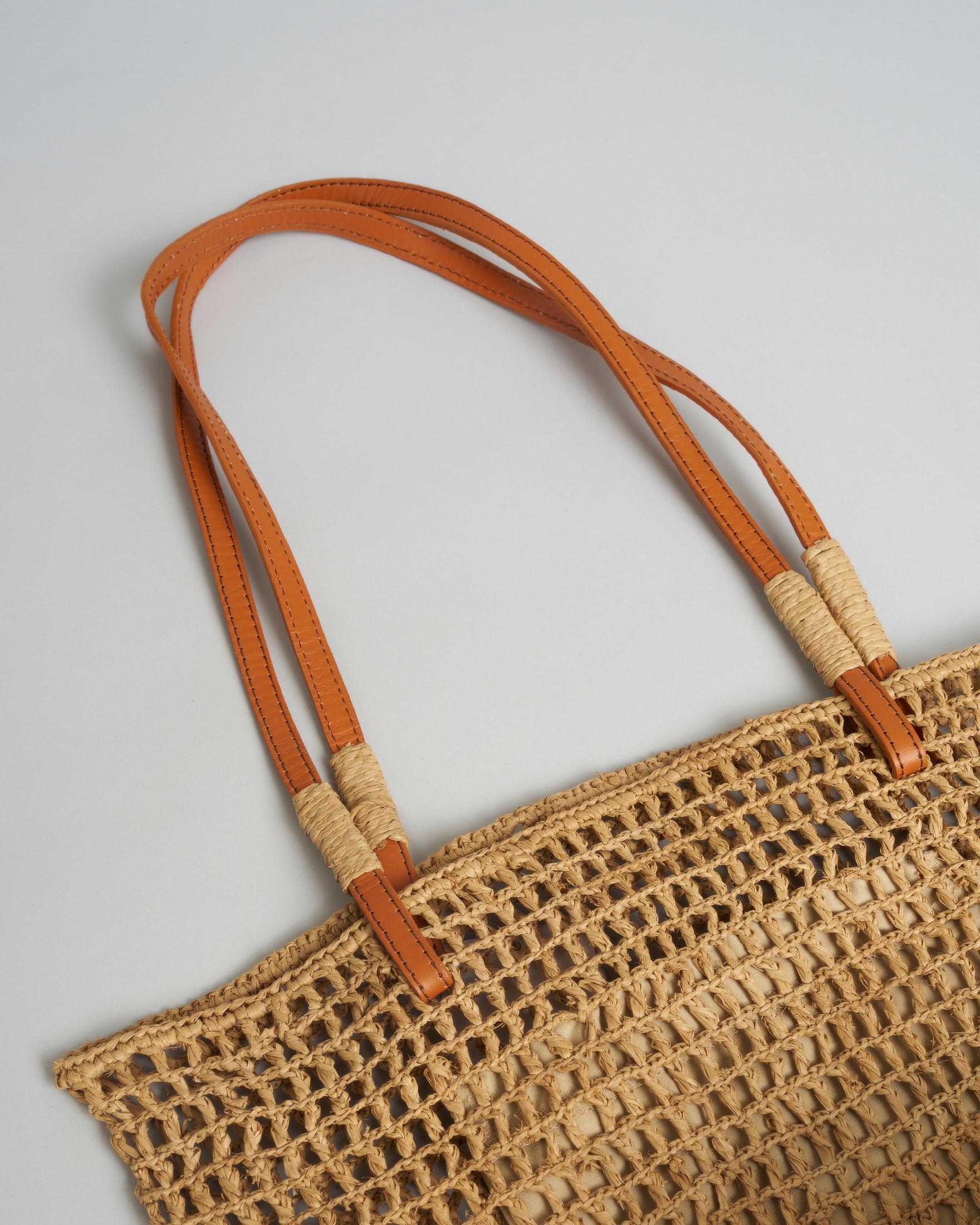 Borsa a secchiello Sovani in rafia naturale con motivo crochet a rete e manici lunghi in pelle image