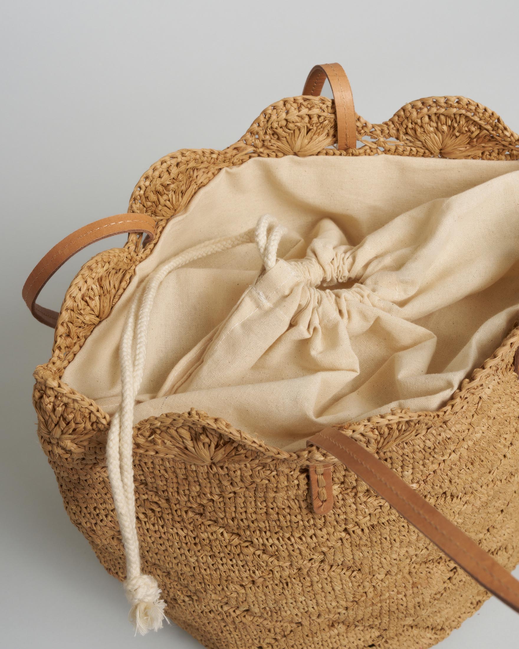 Borsa a secchiello Sovani in rafia naturale con disegni geometrici e chiusura a sacco image