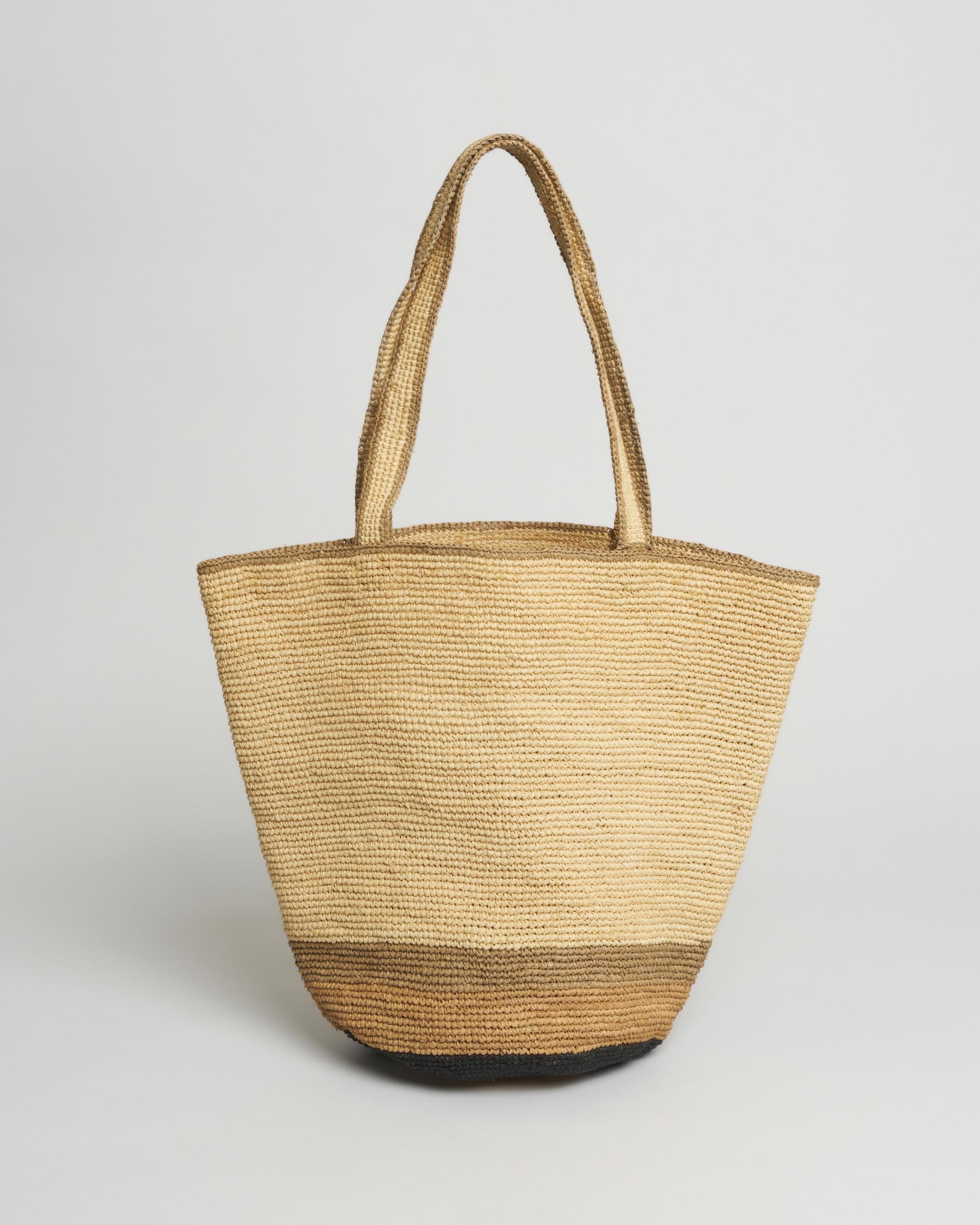 Borsa a secchiello in rafia naturale con fondo a righe nere e marroni