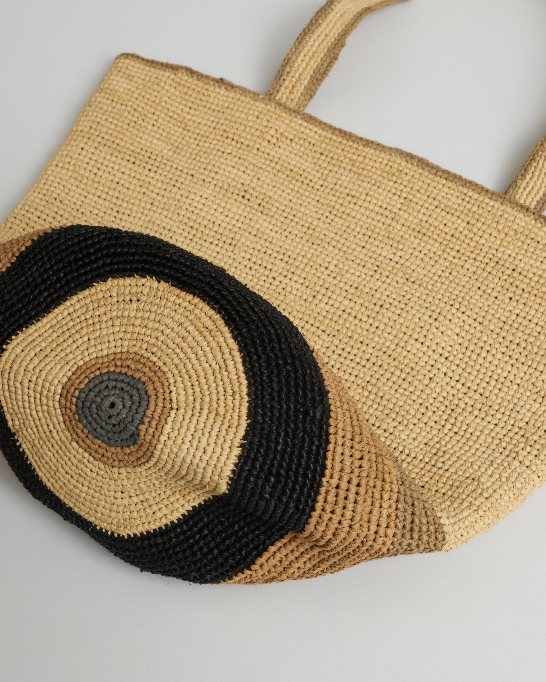 Borsa a secchiello in rafia naturale con fondo a righe nere e marroni image