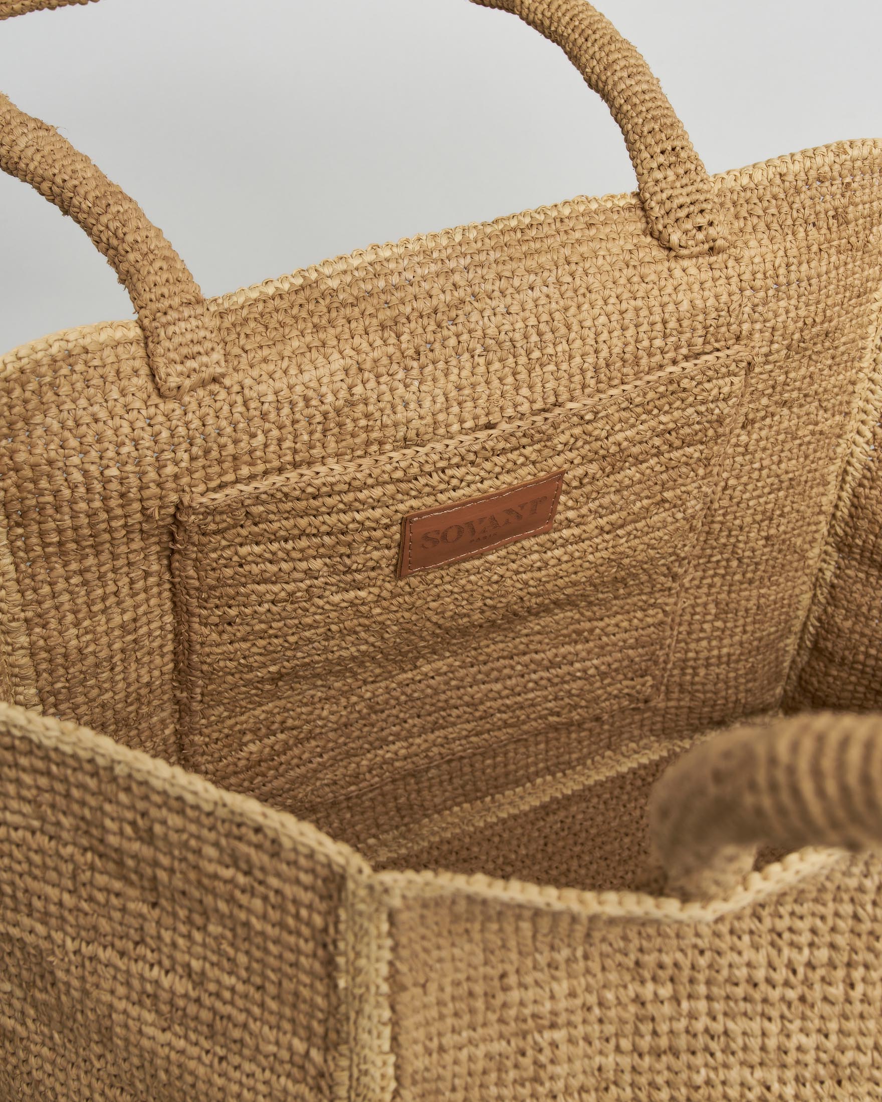 Shopper bag quadrata Sovani in rafia naturale con nappine decorative image