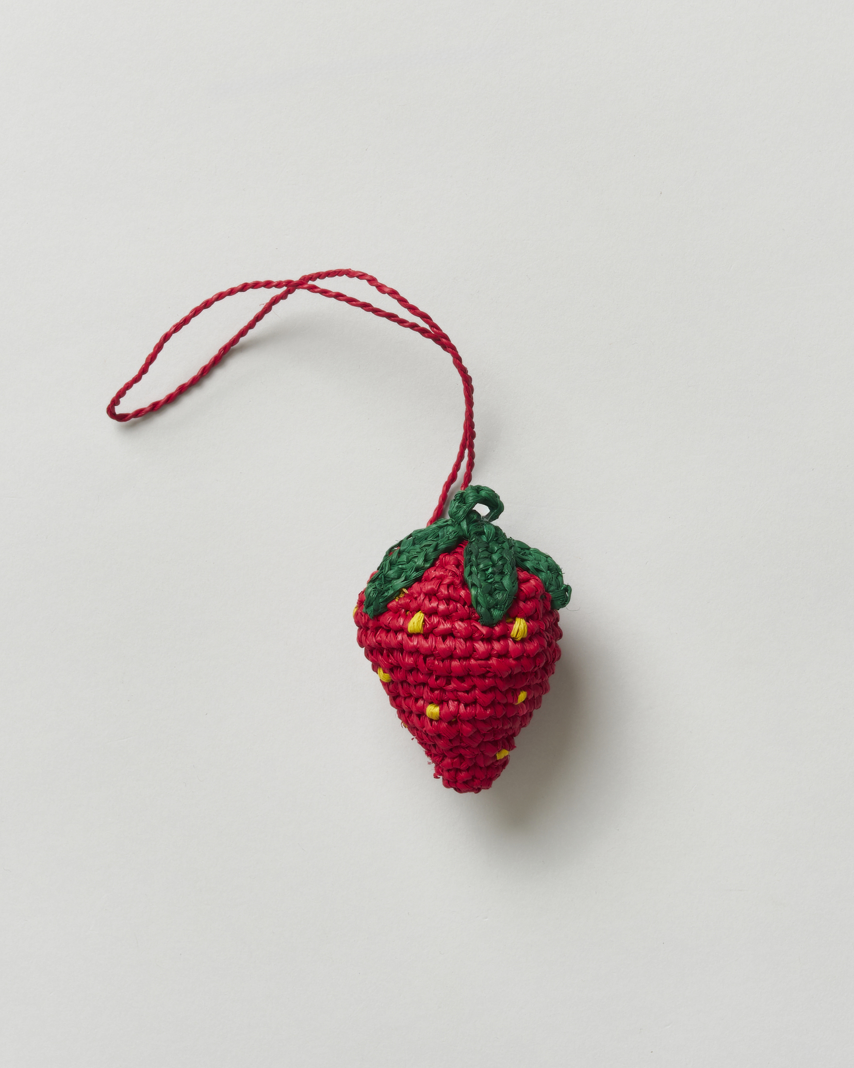 Portachiavi Sovani a forma di fragola in rafia naturale con laccetto