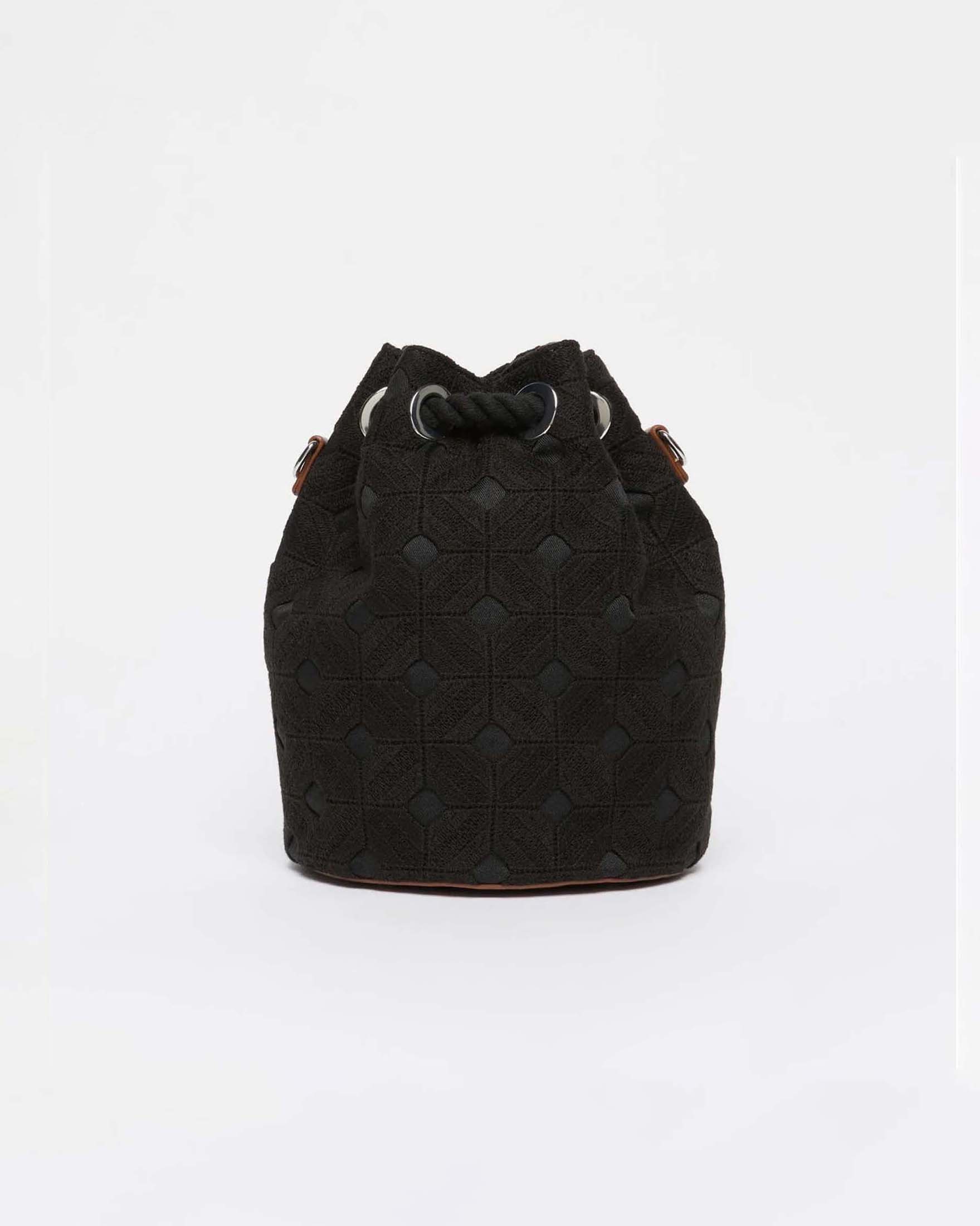 Borsa secchiello crossbody Max Mara Beachwear nera effetto macramè con chiusura a coulisse image