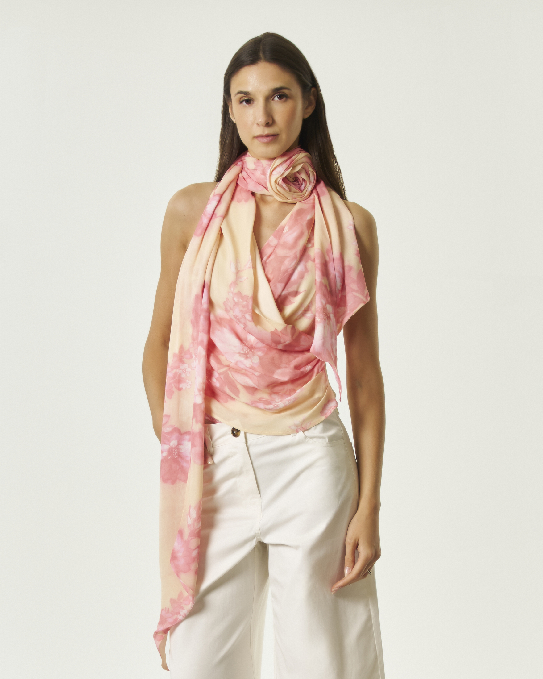 Top drappeggiato Emme Marella rosa e pesca in viscosa con stampa floreale e fiore da annodare