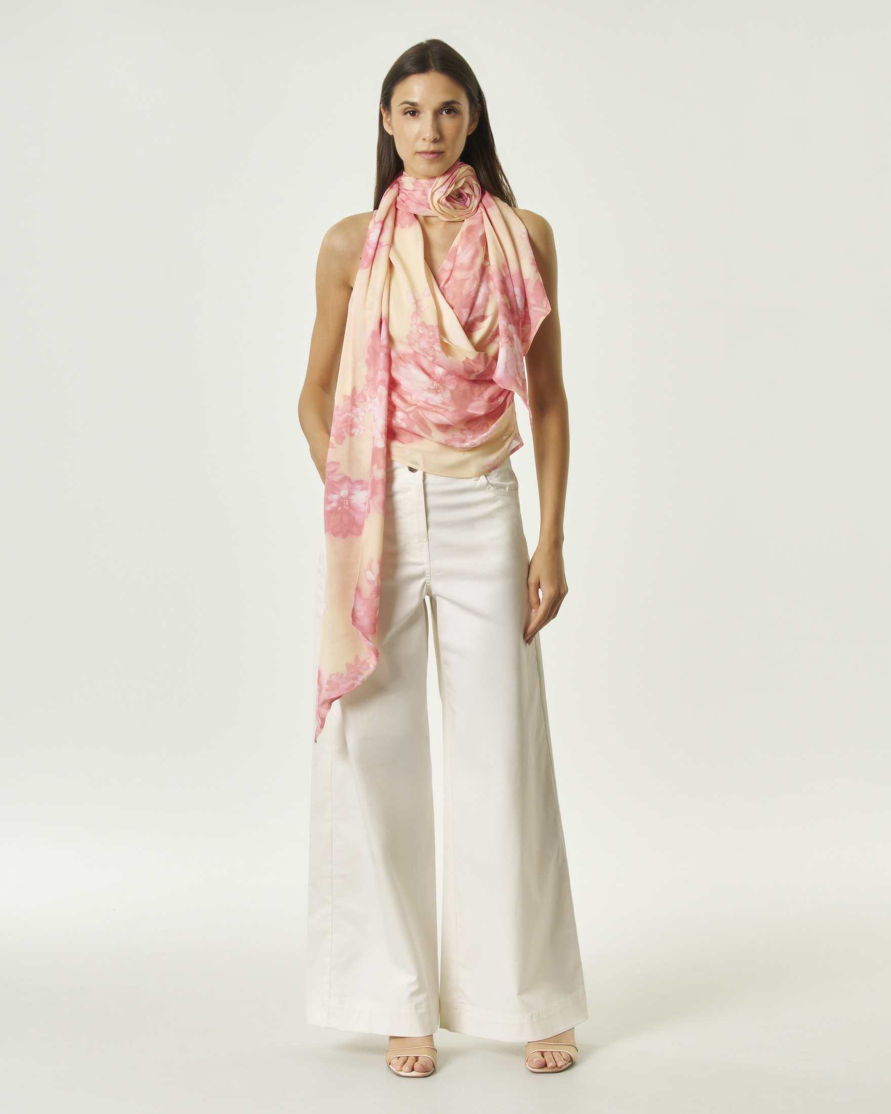 Top drappeggiato Emme Marella rosa e pesca in viscosa con stampa floreale e fiore da annodare image