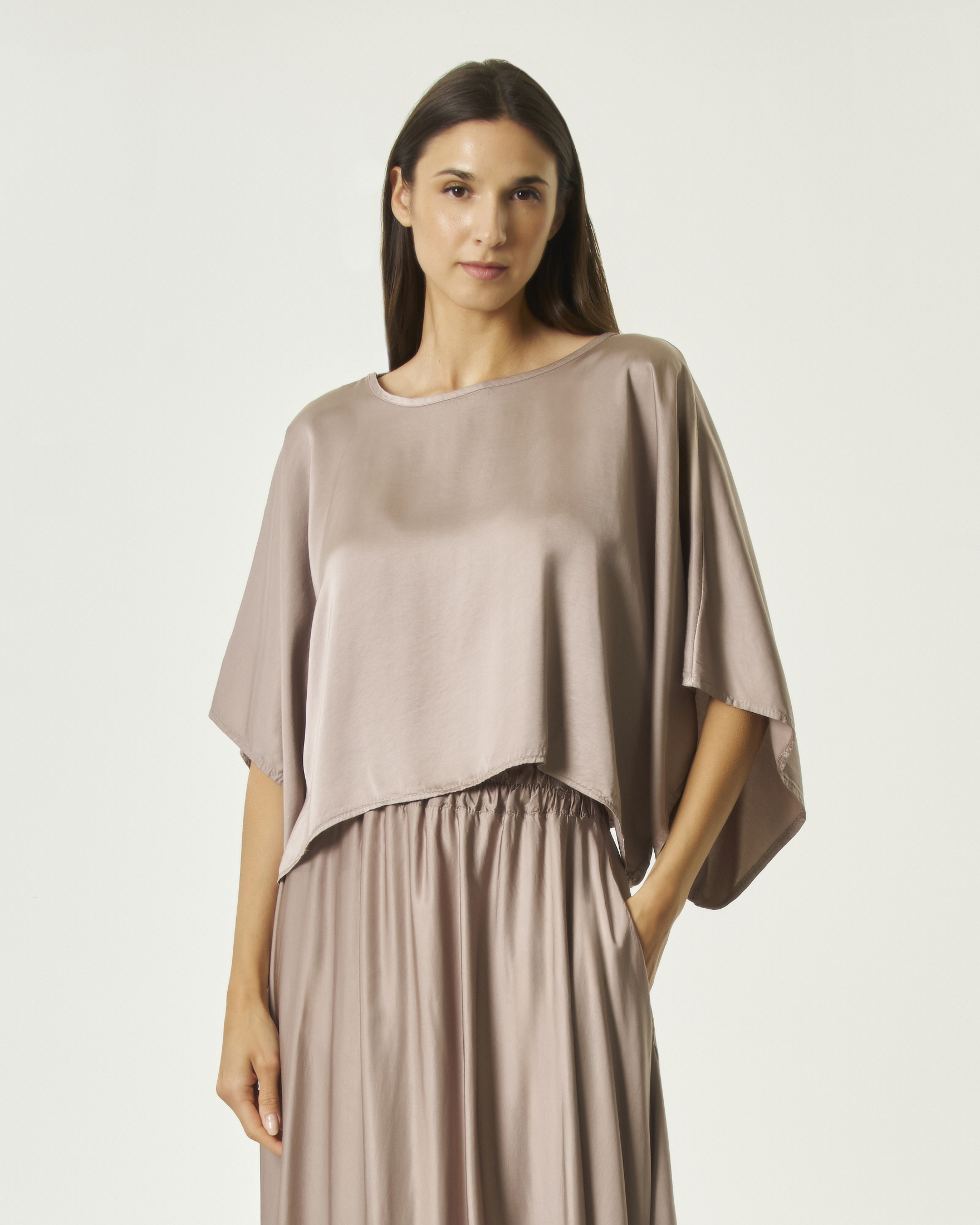 Blusa cropped Hlo! color fango in raso di viscosa con maniche a tre quarti e scollo rotondo