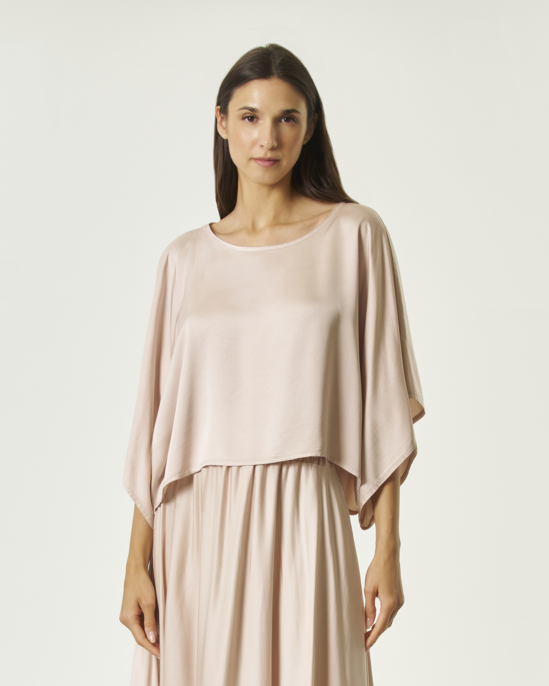 Blusa cropped Hlo! cipria in raso di viscosa con maniche a tre quarti e scollo rotondo