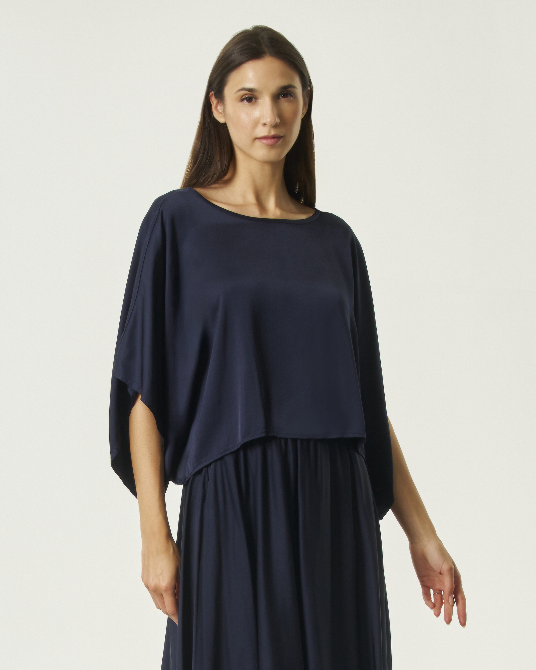 Blusa cropped Hlo! blu in raso di viscosa con maniche a tre quarti e scollo rotondo
