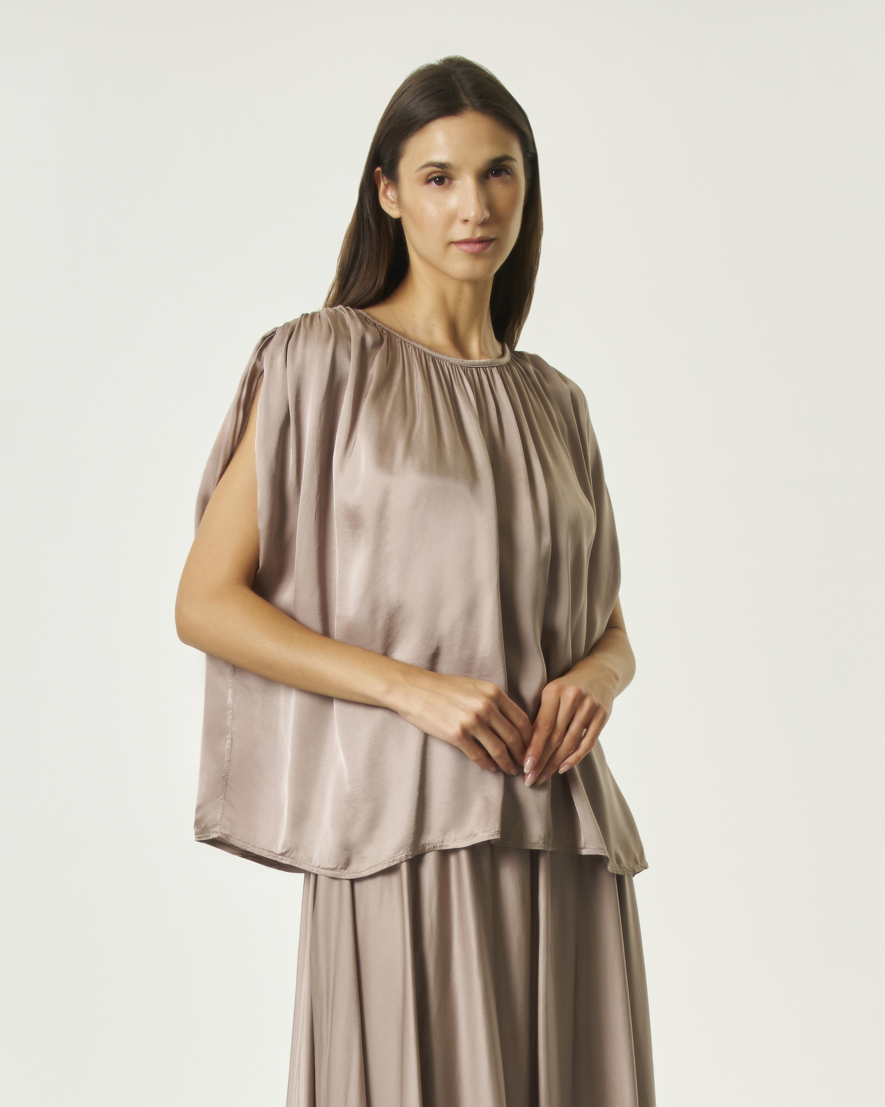Blusa girocollo Hlo! color fango in raso di viscosa con drappeggio e maniche ad aletta