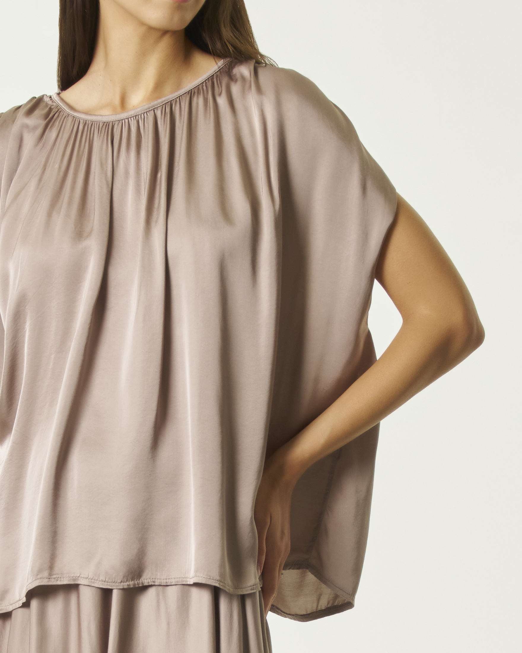 Blusa girocollo Hlo! color fango in raso di viscosa con drappeggio e maniche ad aletta image
