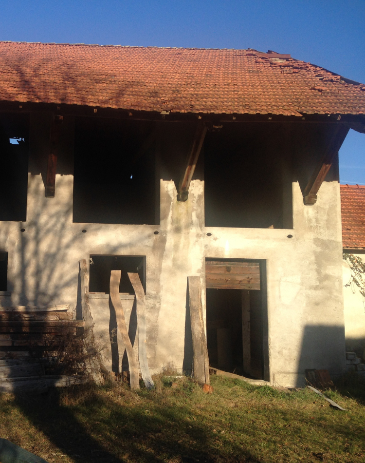 casale prima del restauro con legno antico