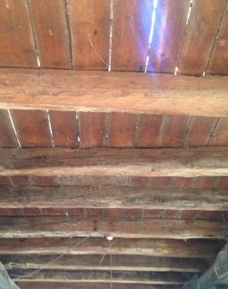 controsoffitto in legno prima del restauro