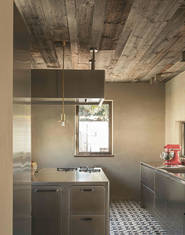 cucina con soffitto in abete antico grigio