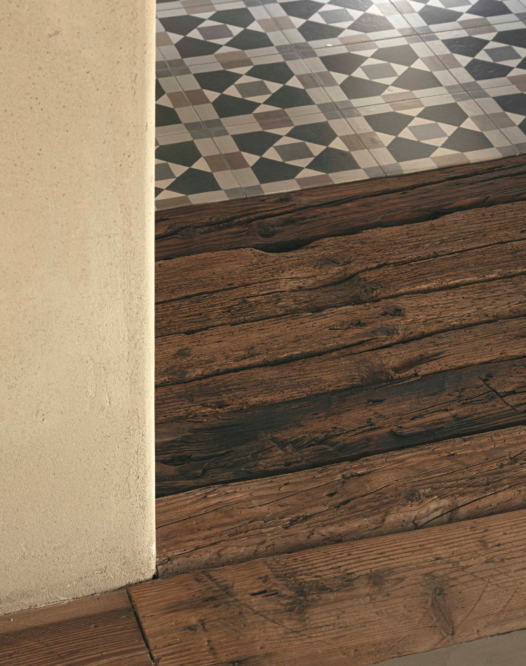 dettaglio pavimento in mosaico e legno antico