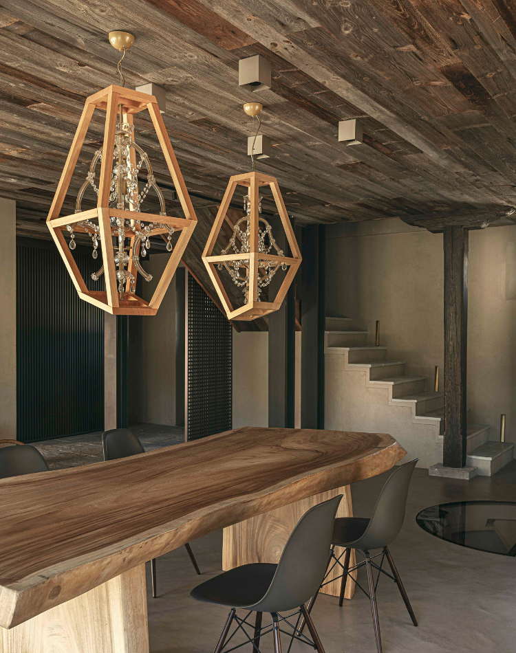 soggiorno con soffitto in legno e tavolo massiccio