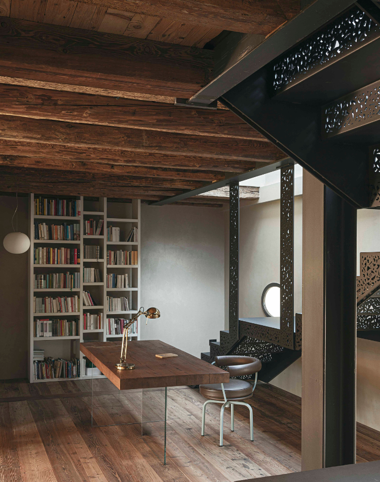 soffitto in legno con travi a vista e parquet in larice