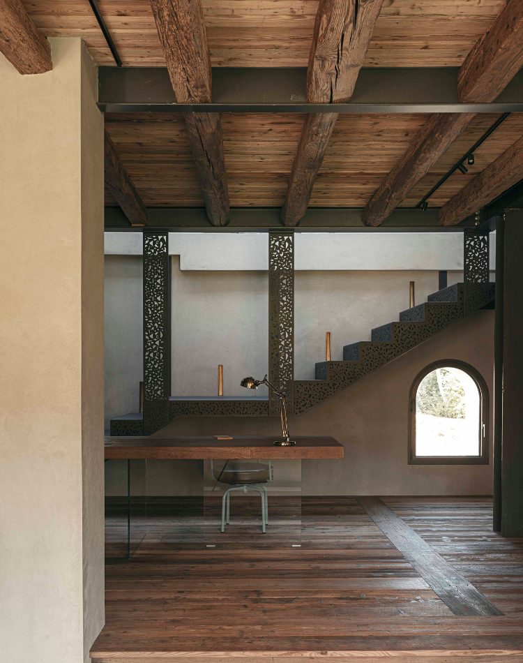 salotto con scalini in legno di abete